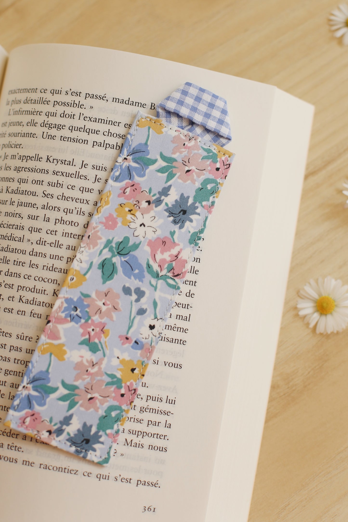 Marque-page Liberty of London bleu et vichy dans livre ouvert - Joyce Maynard artisanal français - Des fils et des mots