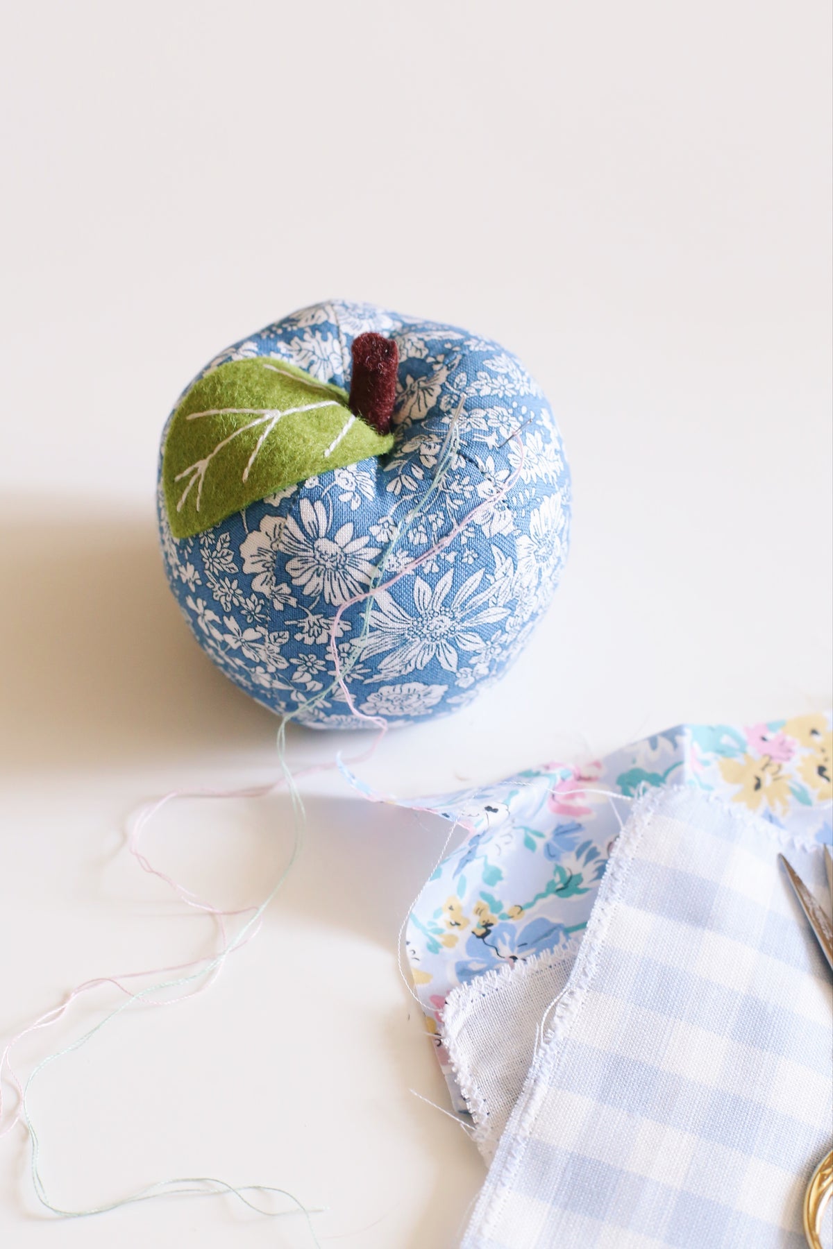 Pique-épingle « Raison et Sentiments de Jane Austen » - Liberty London bleu marine