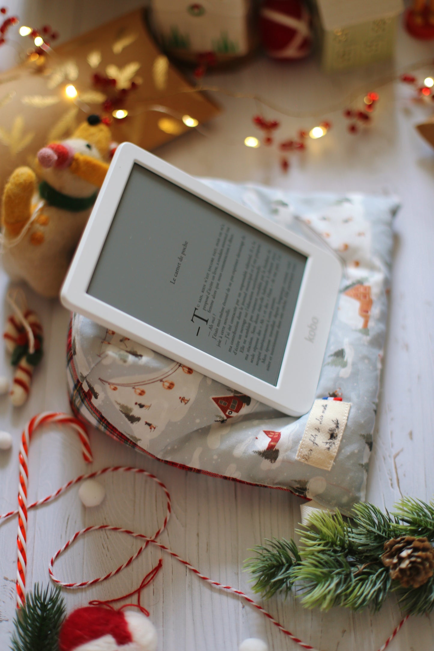Doucette, coussin de lecture « La bibliothèque secrète de Noël de Jenny Colgan »