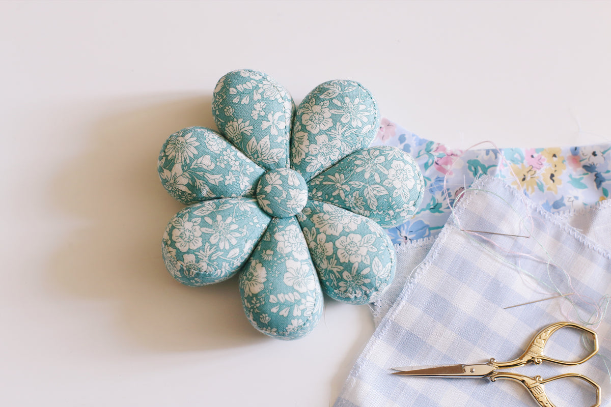 Pique-épingle « Orgueil et Préjugés de Jane Austen » - Liberty London bleu vert