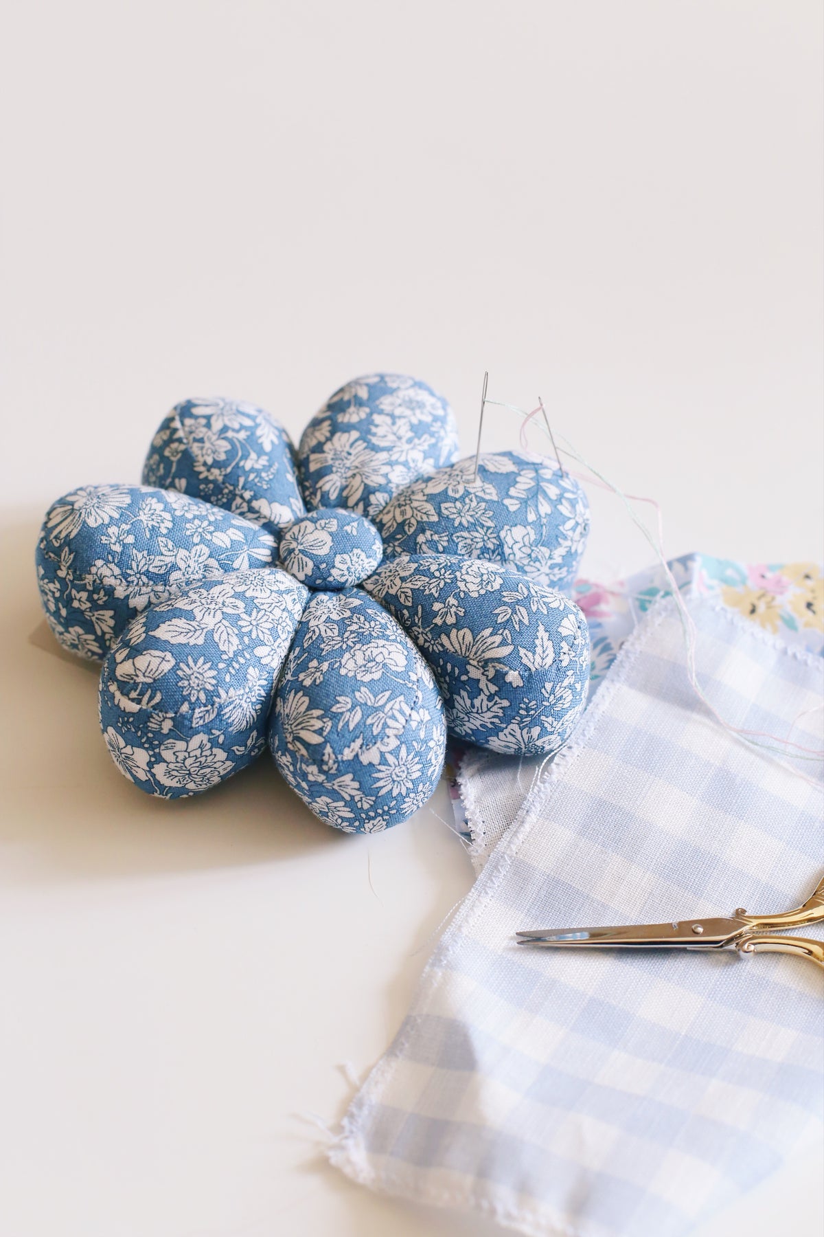 Pique-épingle « Orgueil et Préjugés de Jane Austen » - Liberty London bleu marine