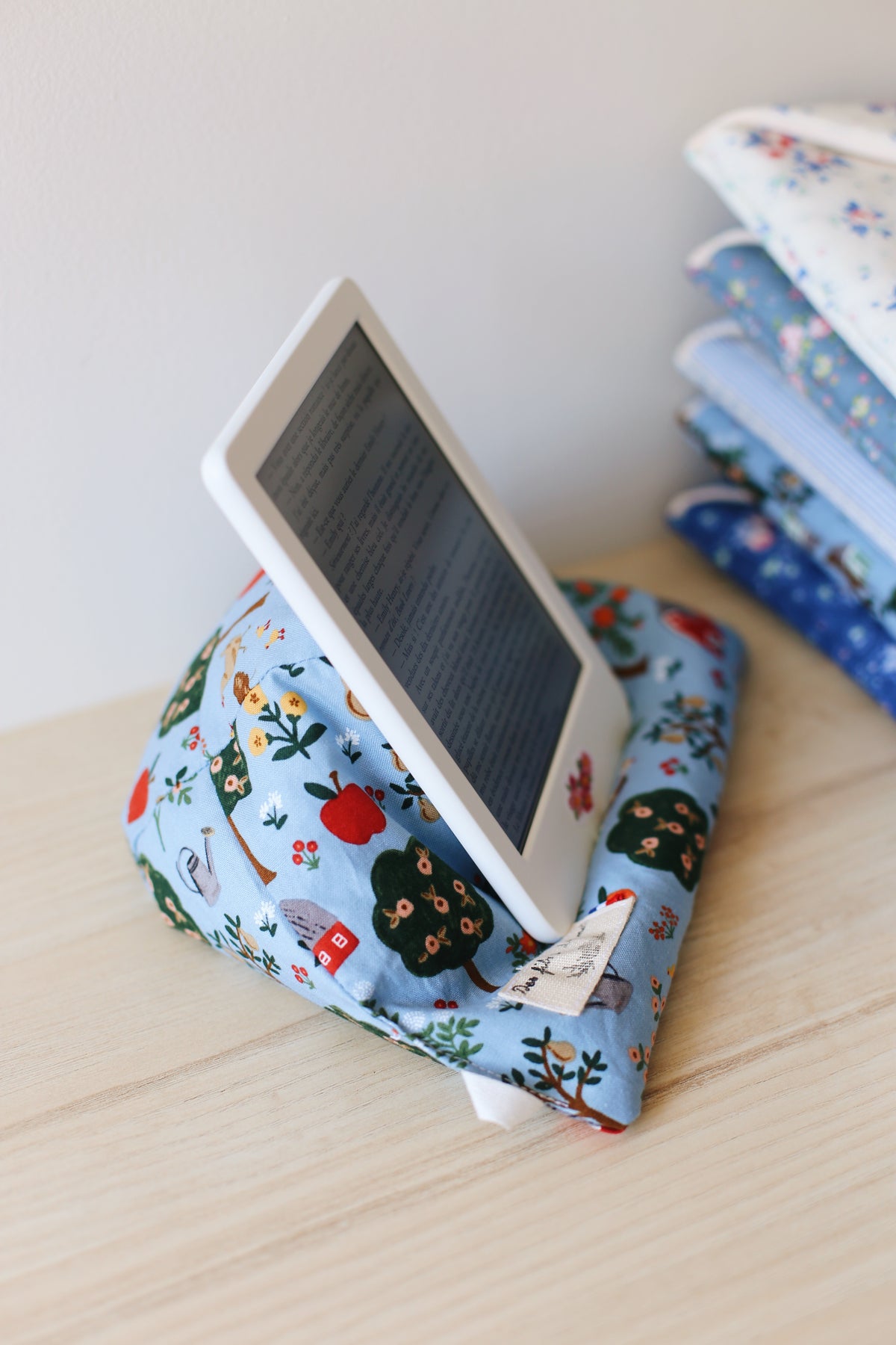 La Doucette - Coussin de lecture « La bibliothèque des coeurs cabossés » de Katarina Bivald