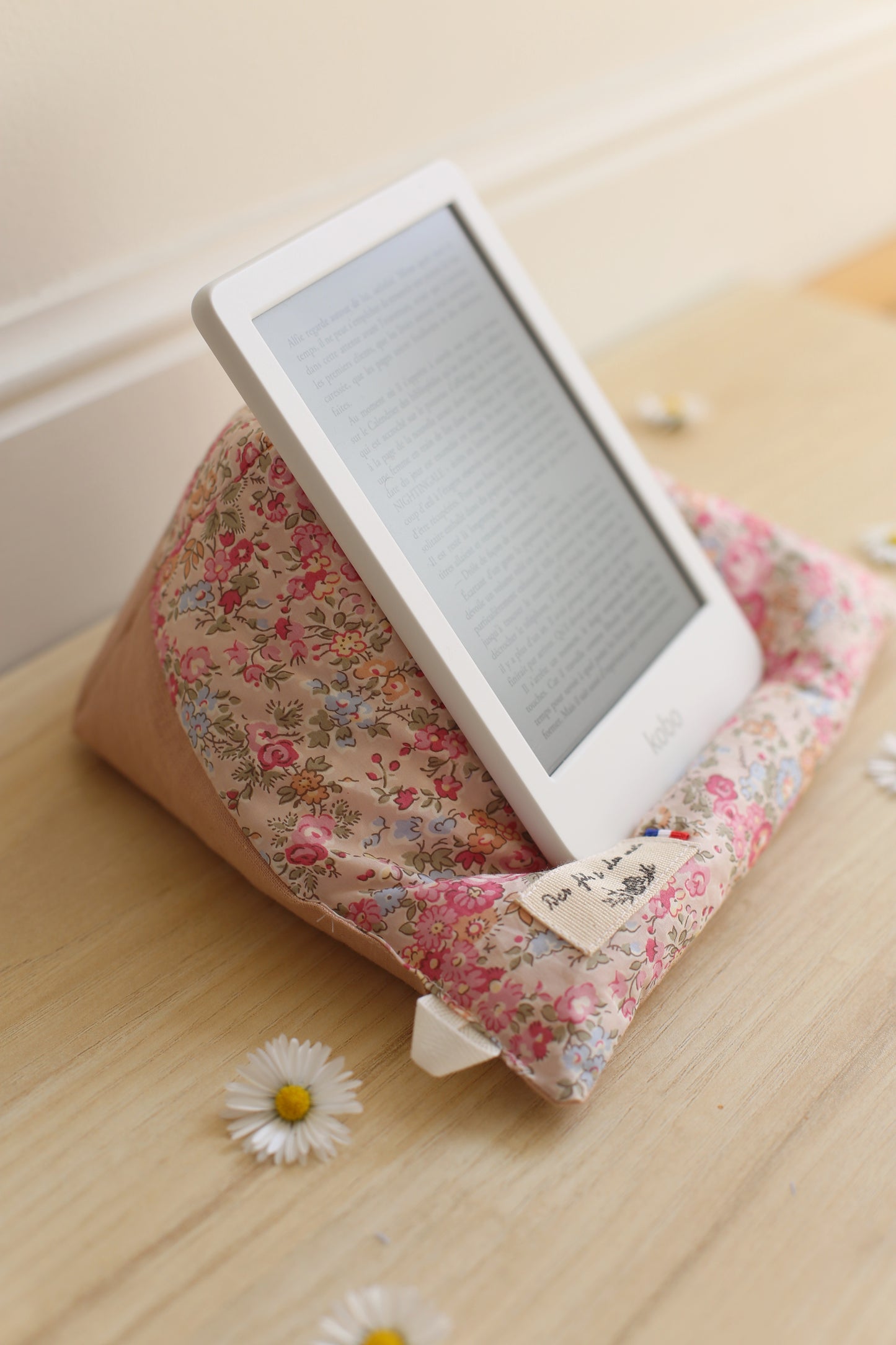 Coussin de lecture La Doucette Liberty of London rose avec liseuse Kindle - fabrication artisanale française - Des fils et des mots