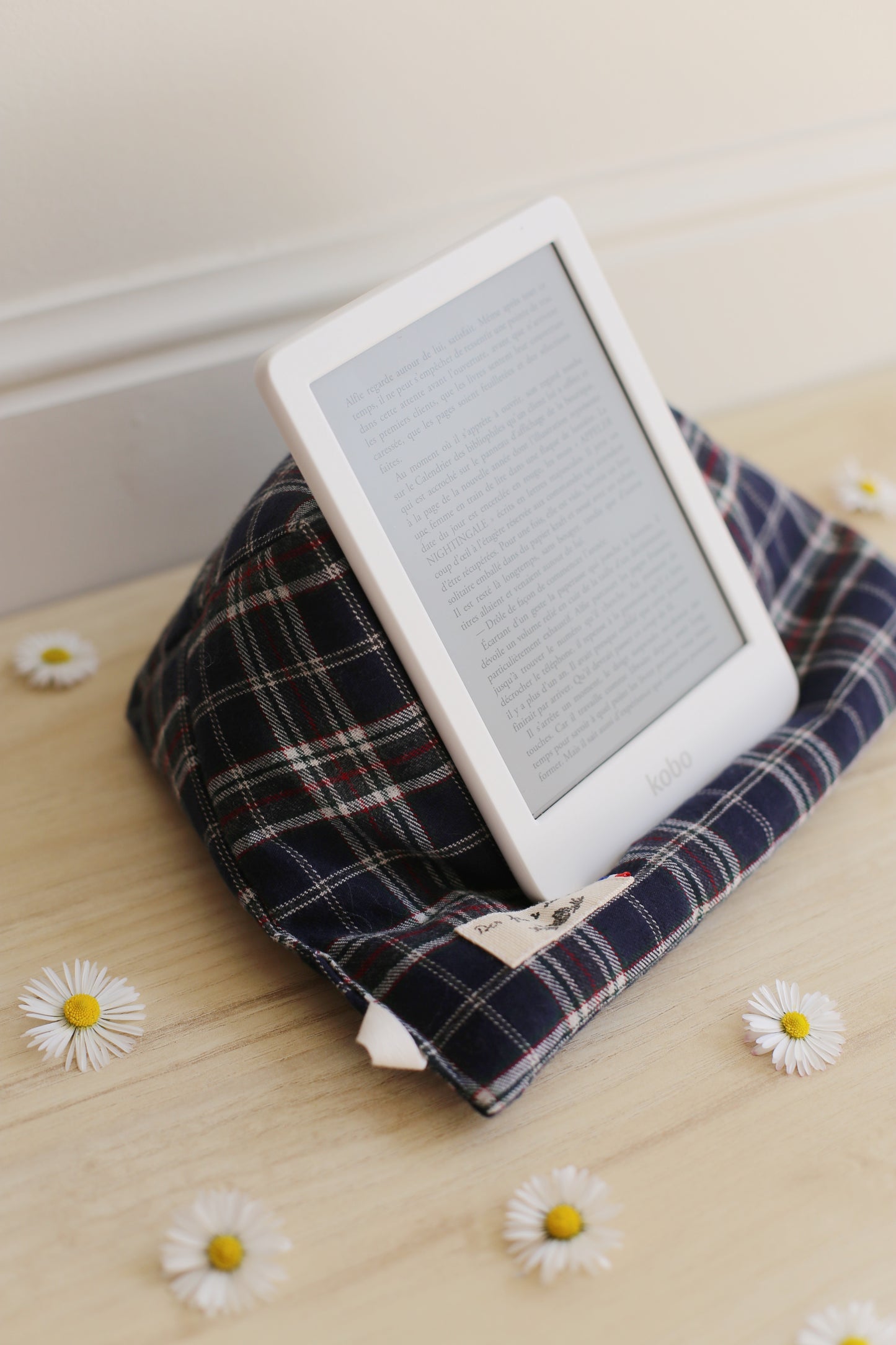 Vue de profil coussin de lecture La Doucette - épaisseur et maintien, fait main France - Des fils et des mots