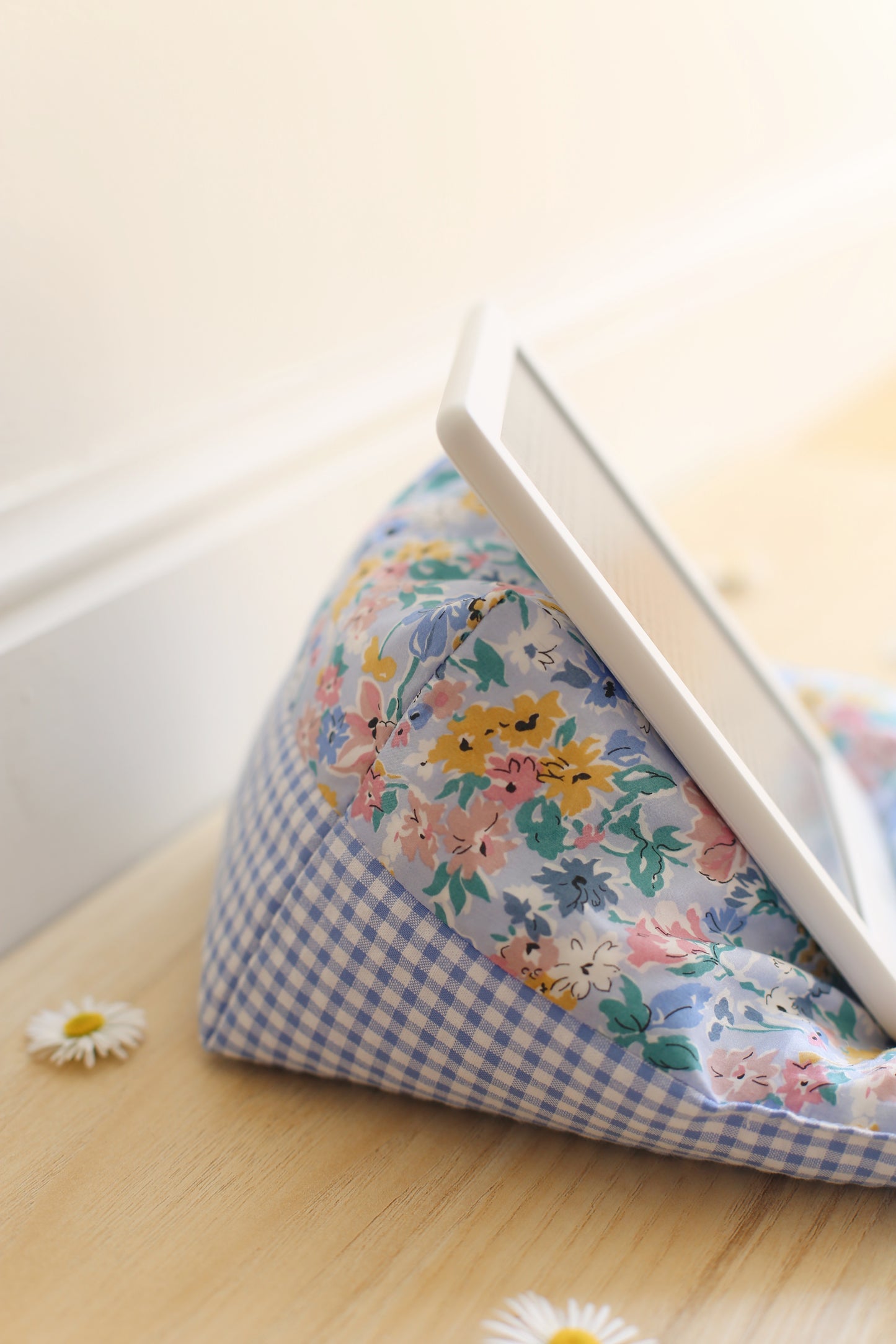 Coussin de lecture de profil tissu liberty bleu - Des fils et des mots