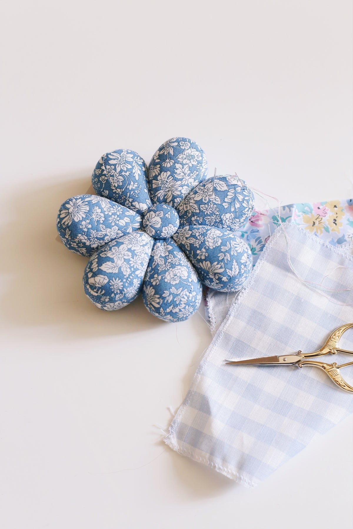 Pique-épingle « Orgueil et Préjugés de Jane Austen » - Liberty London bleu marine