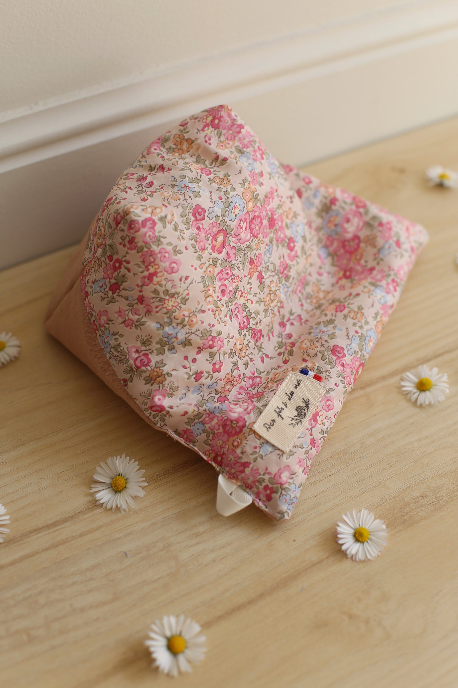 Coussin de lecture La Doucette Liberty of London motif fleurs roses - L'événement Annie Ernaux, fait main France - Des fils et des mots