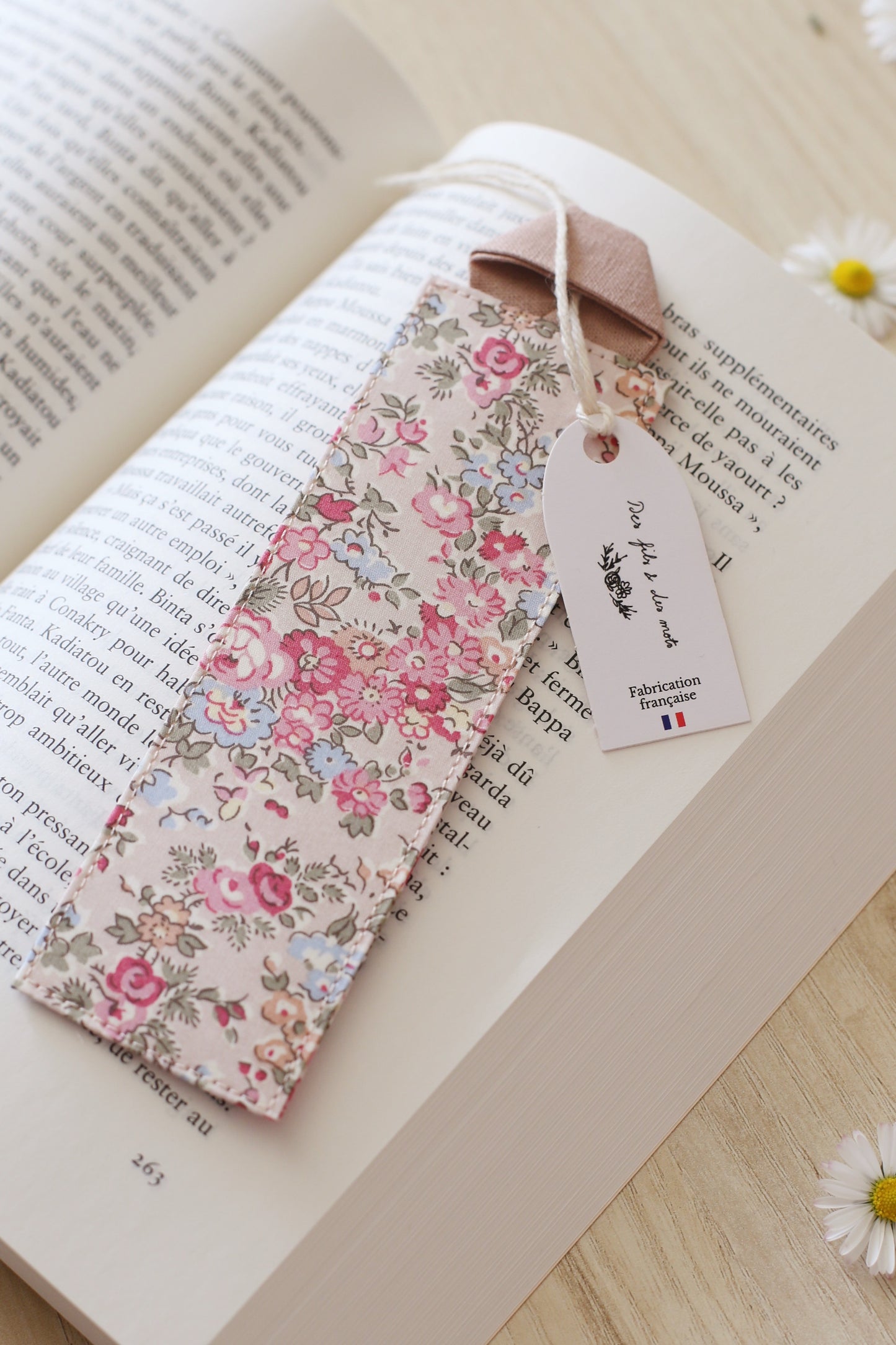 Marque-page Liberty of London motif fleurs roses L'événement Annie Ernaux dans livre - empiècement lin, fait main France - Des fils et des mots