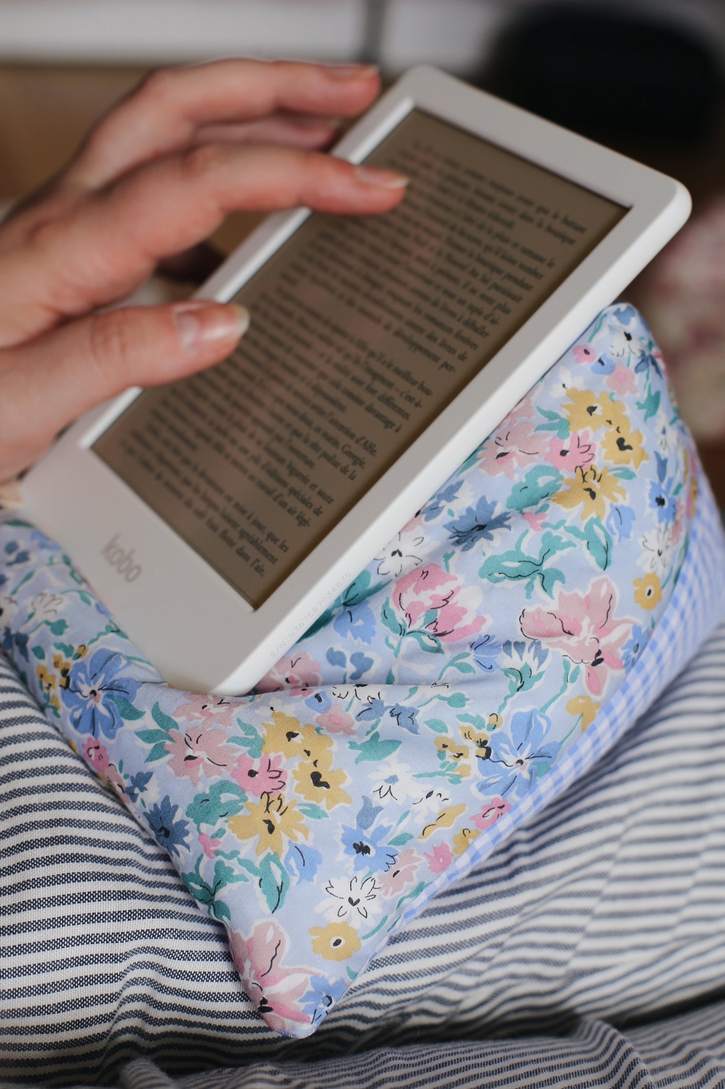 Coussin de lecture avec liseuse kobo