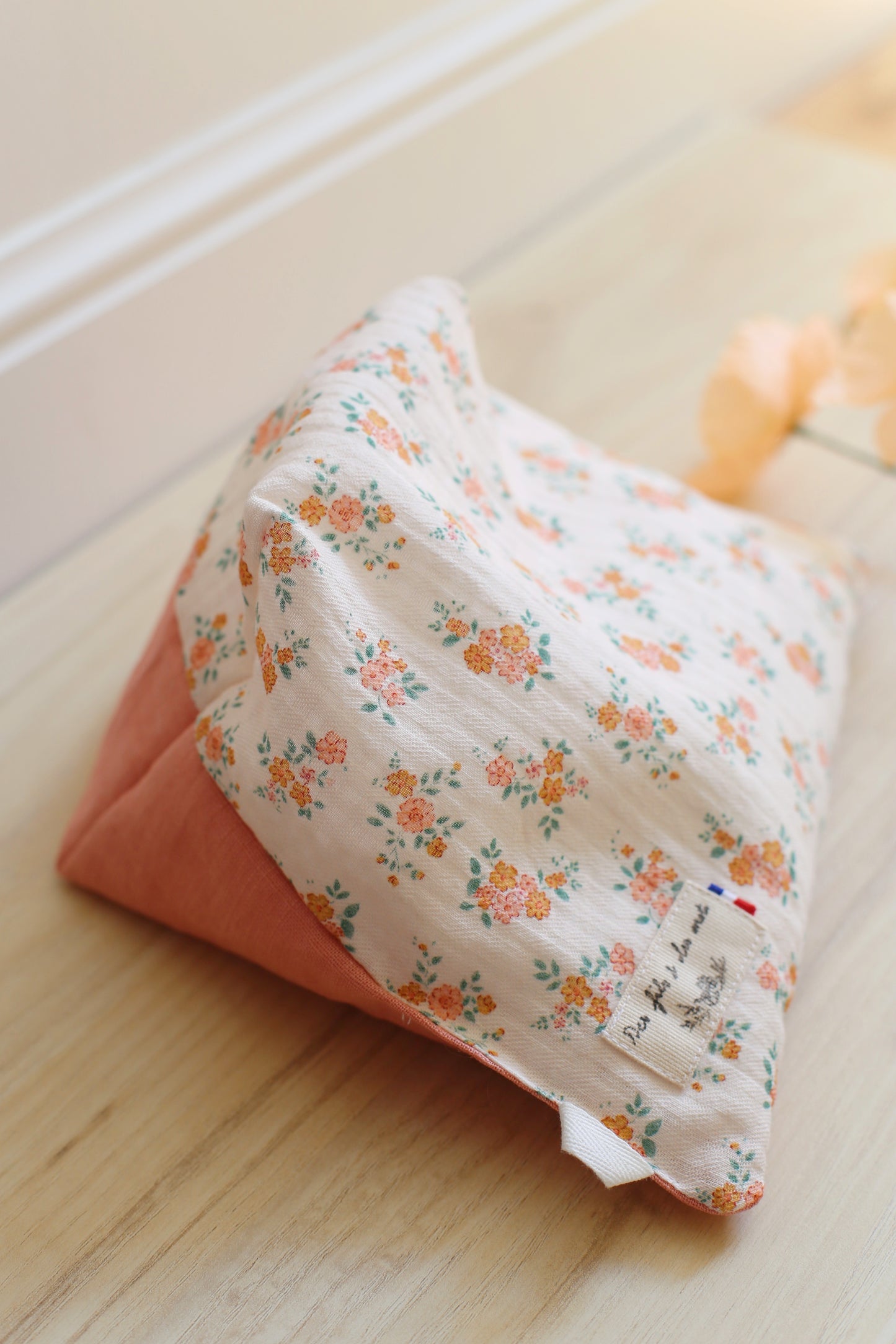 La Doucette — Coussin de lecture « N'oublie pas les fleurs » de Genki Kawamura