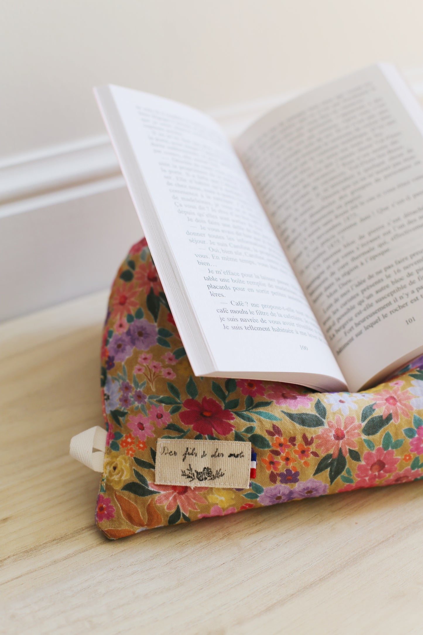 Doucette, coussin de lecture « Une vie de Guy de Maupassant »