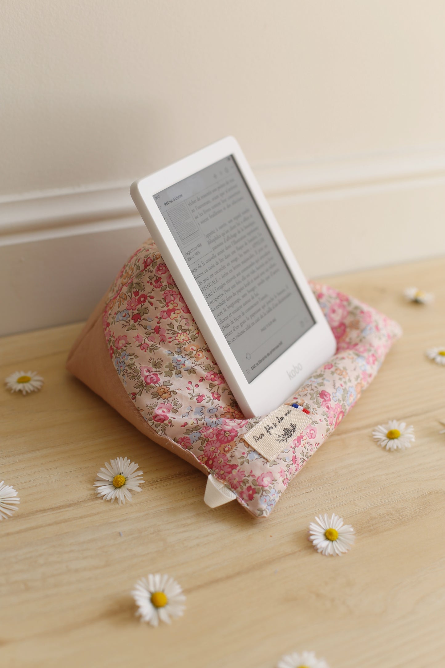 Coussin de lecture La Doucette Liberty of London fleuri rose avec Kindle - L'événement Annie Ernaux, fait main France - Des fils et des mots 