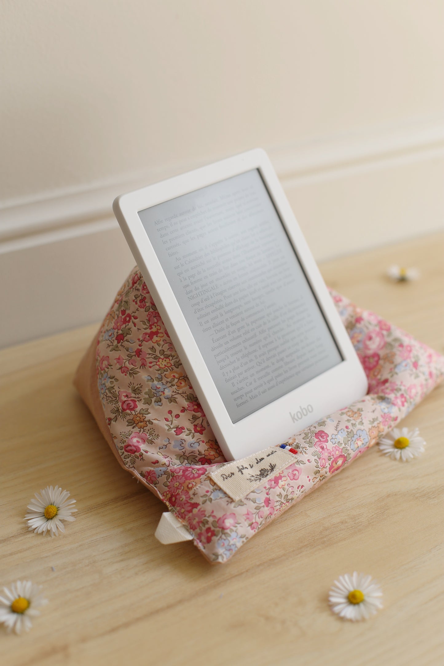 Coussin de lecture La Doucette Liberty of London avec liseuse Kobo - artisanal français, L'événement Annie Ernaux - Des fils et des mots