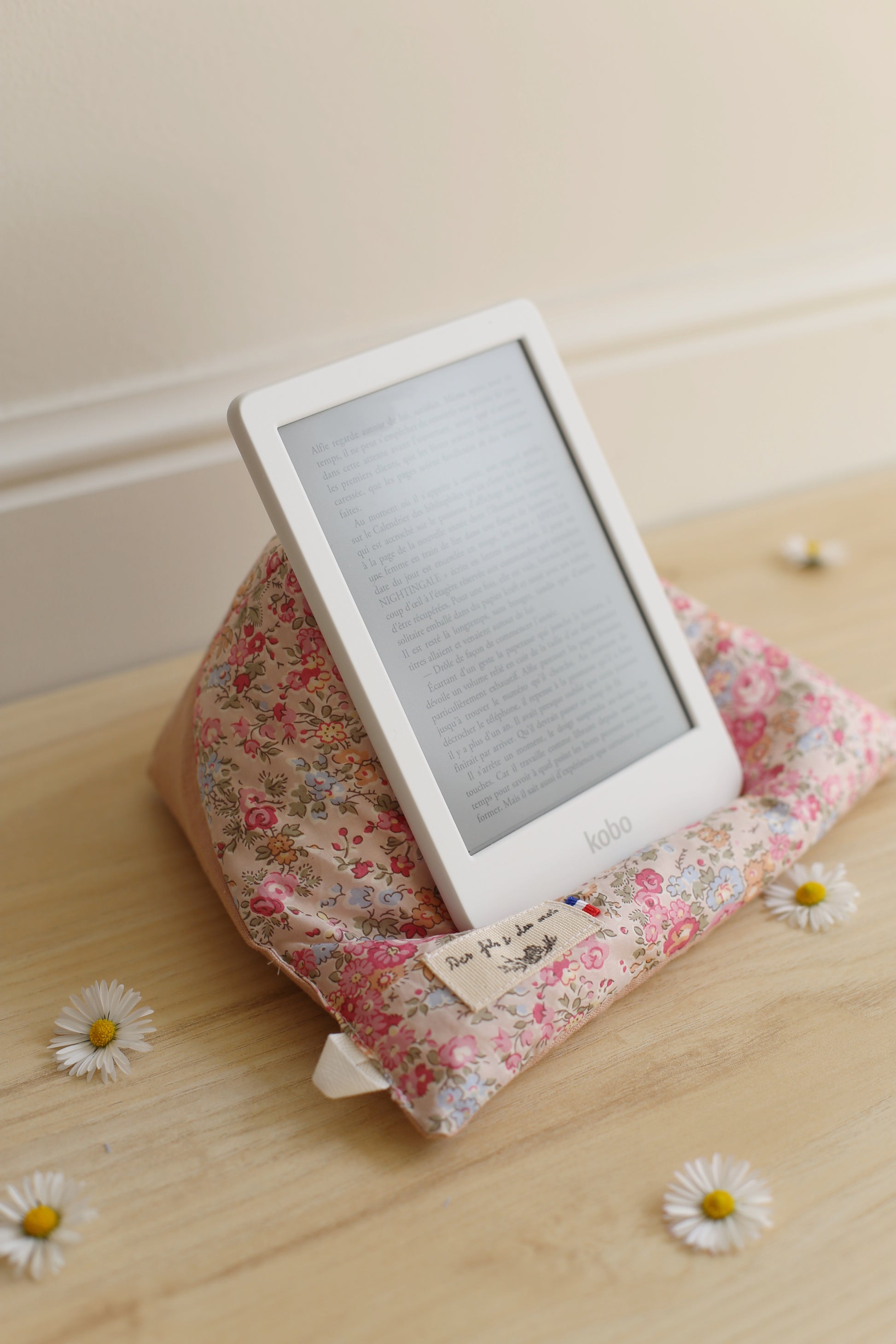 Coussin de lecture La Doucette Liberty of London avec liseuse Kobo - artisanal français, L'événement Annie Ernaux - Des fils et des mots