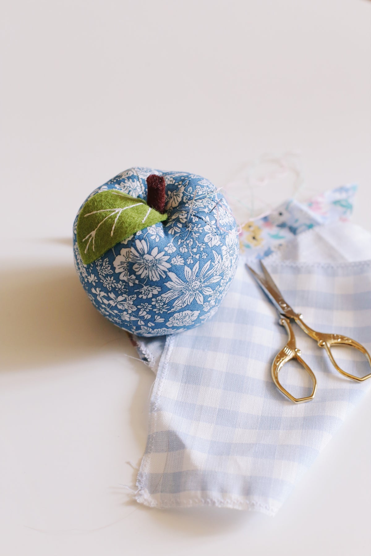 Pique-épingle « Raison et Sentiments de Jane Austen » - Liberty London bleu marine