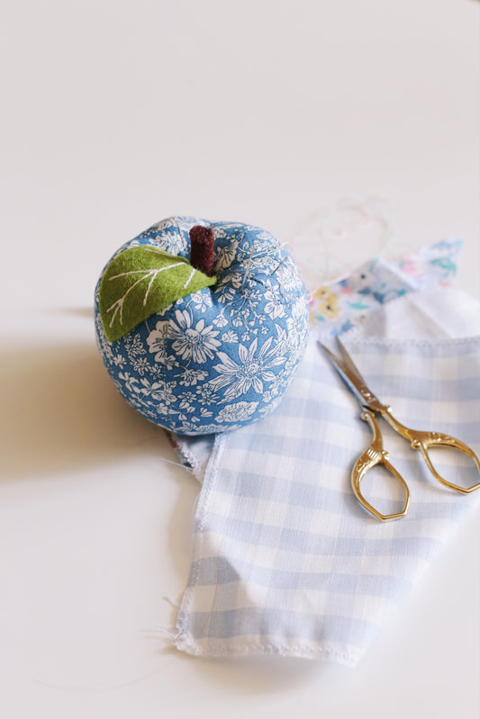 Pique-épingle « Raison et Sentiments de Jane Austen » - Liberty London bleu marine