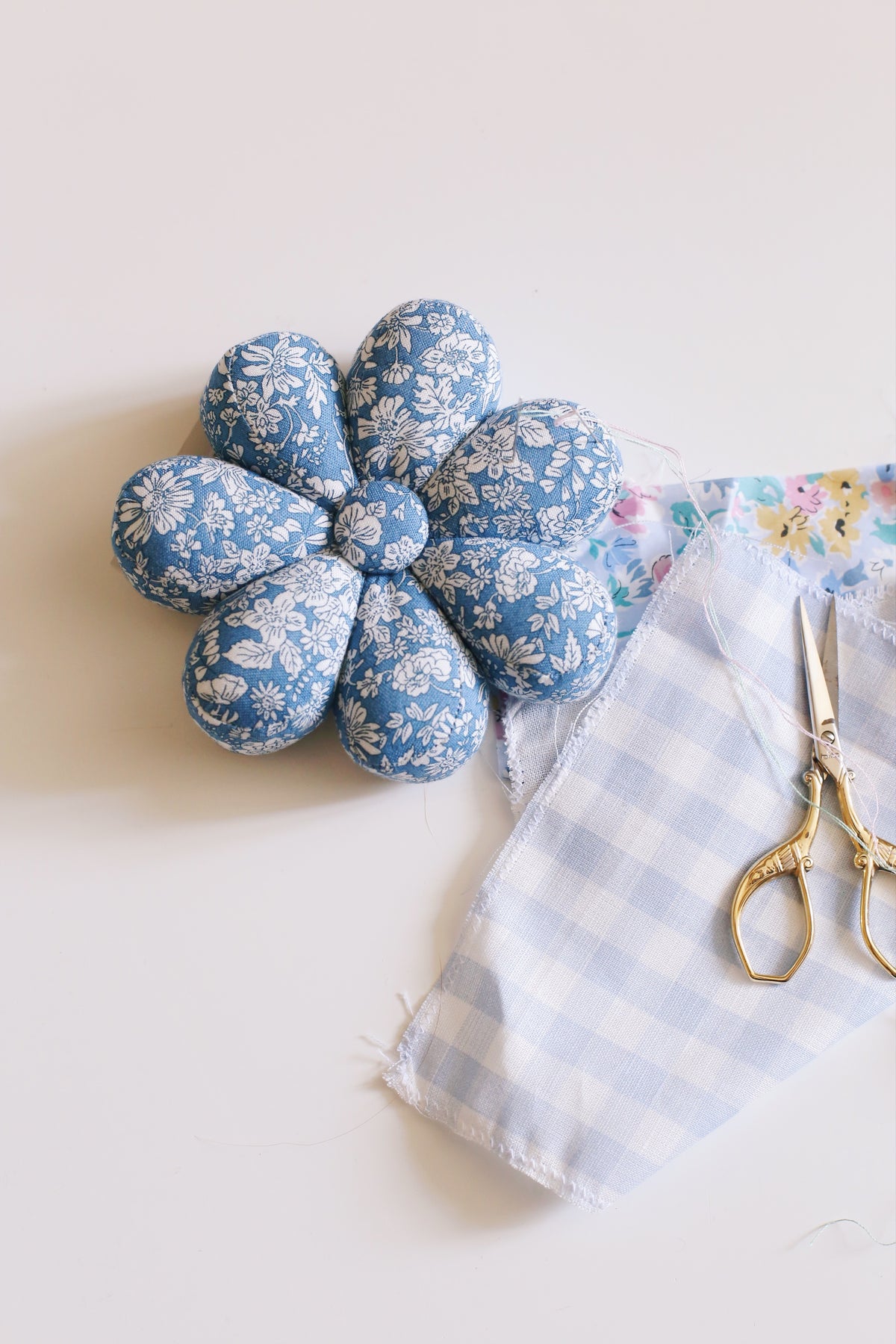 Pique-épingle « Orgueil et Préjugés de Jane Austen » - Liberty London bleu marine