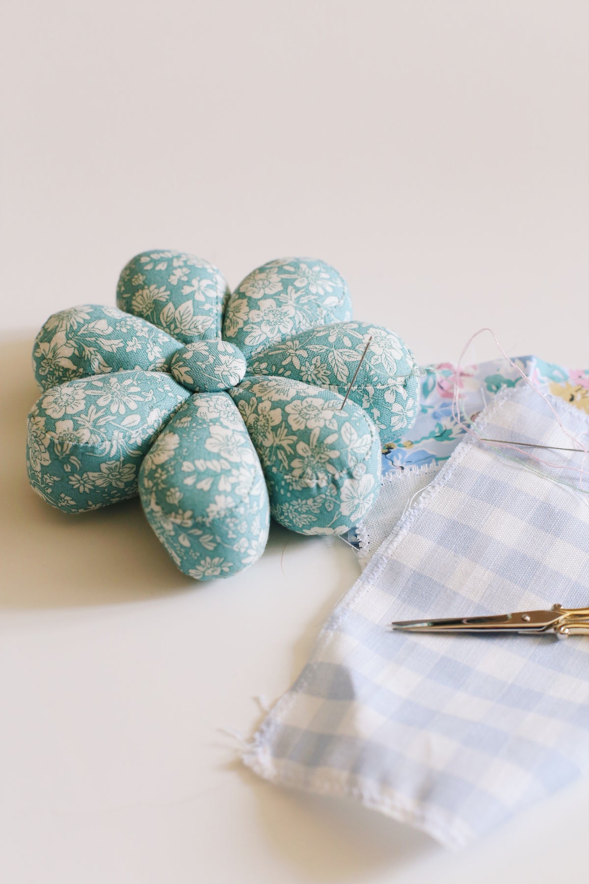 Pique-épingle « Orgueil et Préjugés de Jane Austen » - Liberty London bleu vert