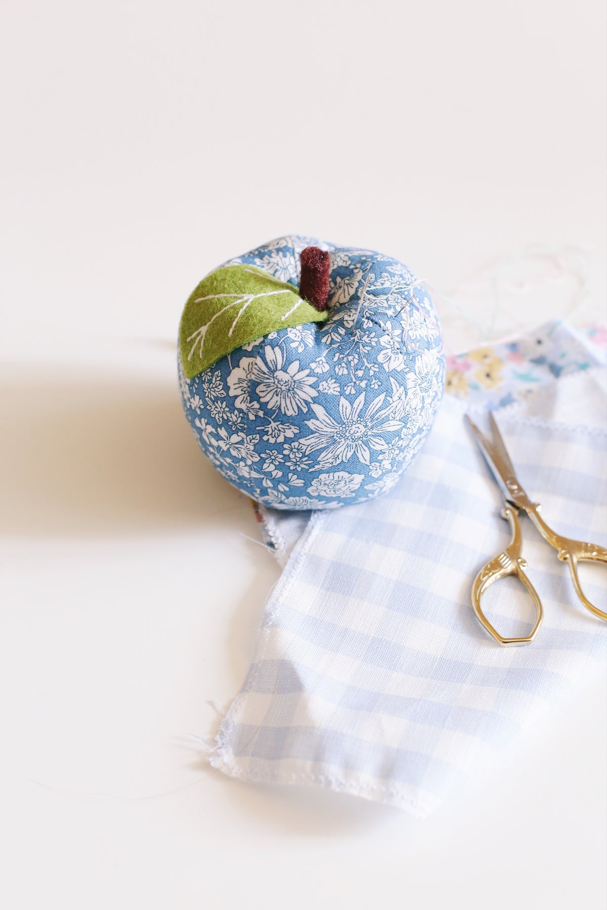 Pique-épingle « Raison et Sentiments de Jane Austen » - Liberty London bleu marine