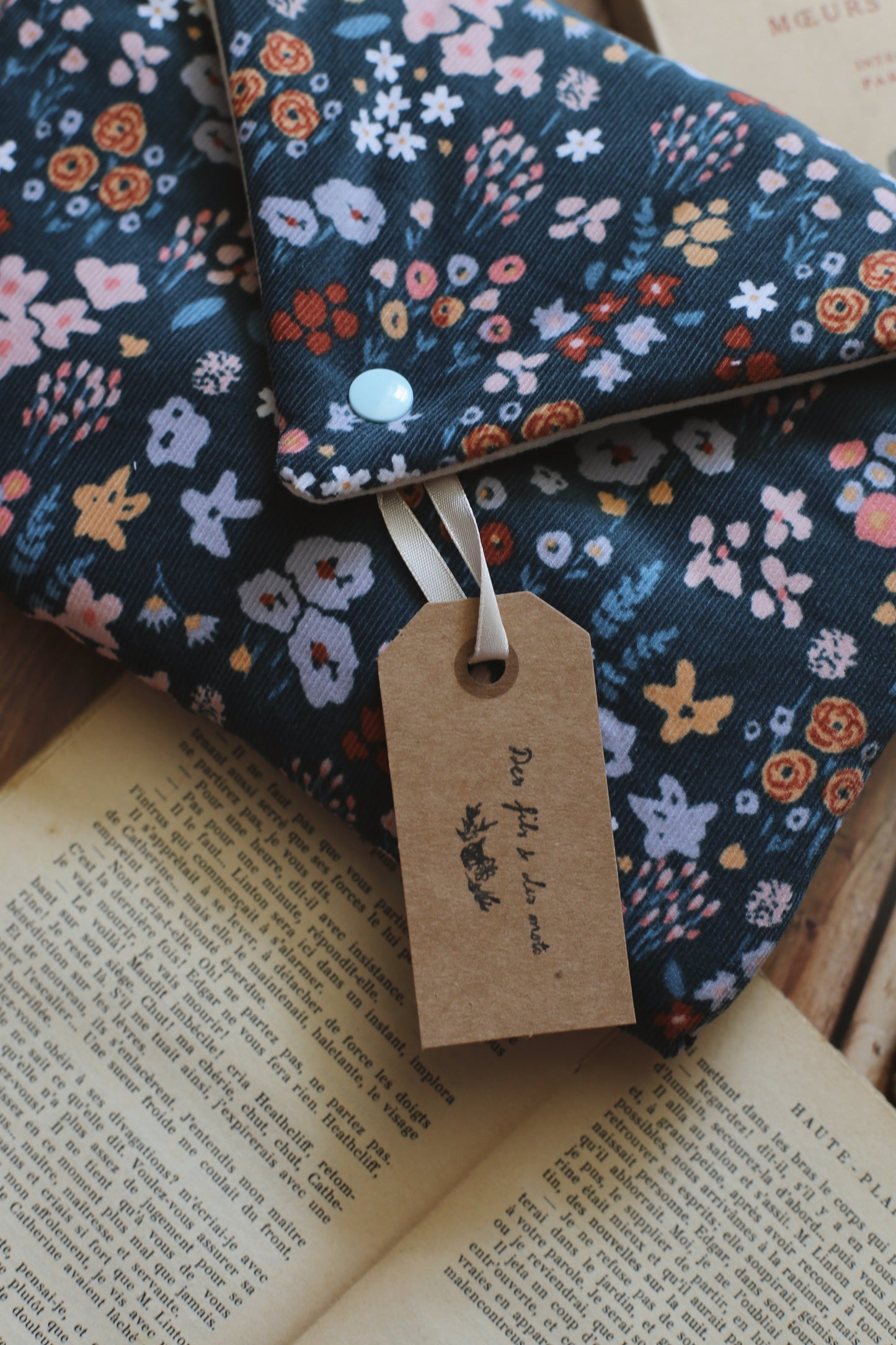 Housse velours « La bibliothèque des auteurs disparues d'Hika Harada » - plusieurs formats