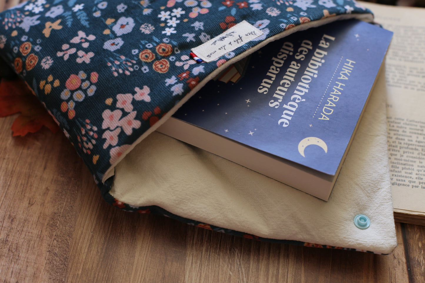 Housse velours « La bibliothèque des auteurs disparues d'Hika Harada » - plusieurs formats