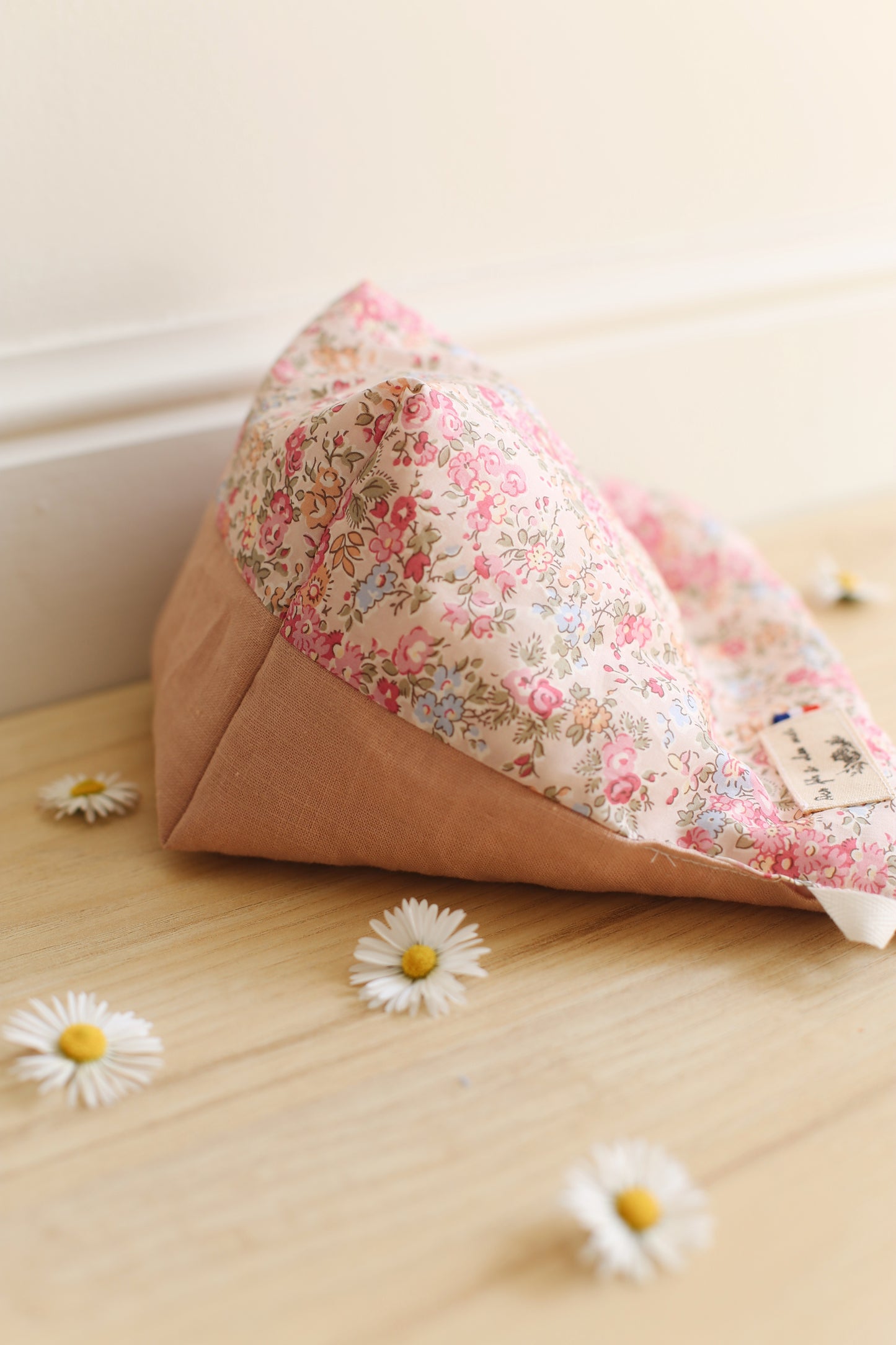 Coussin de lecture de profil - fait main France - Des fils et des mots