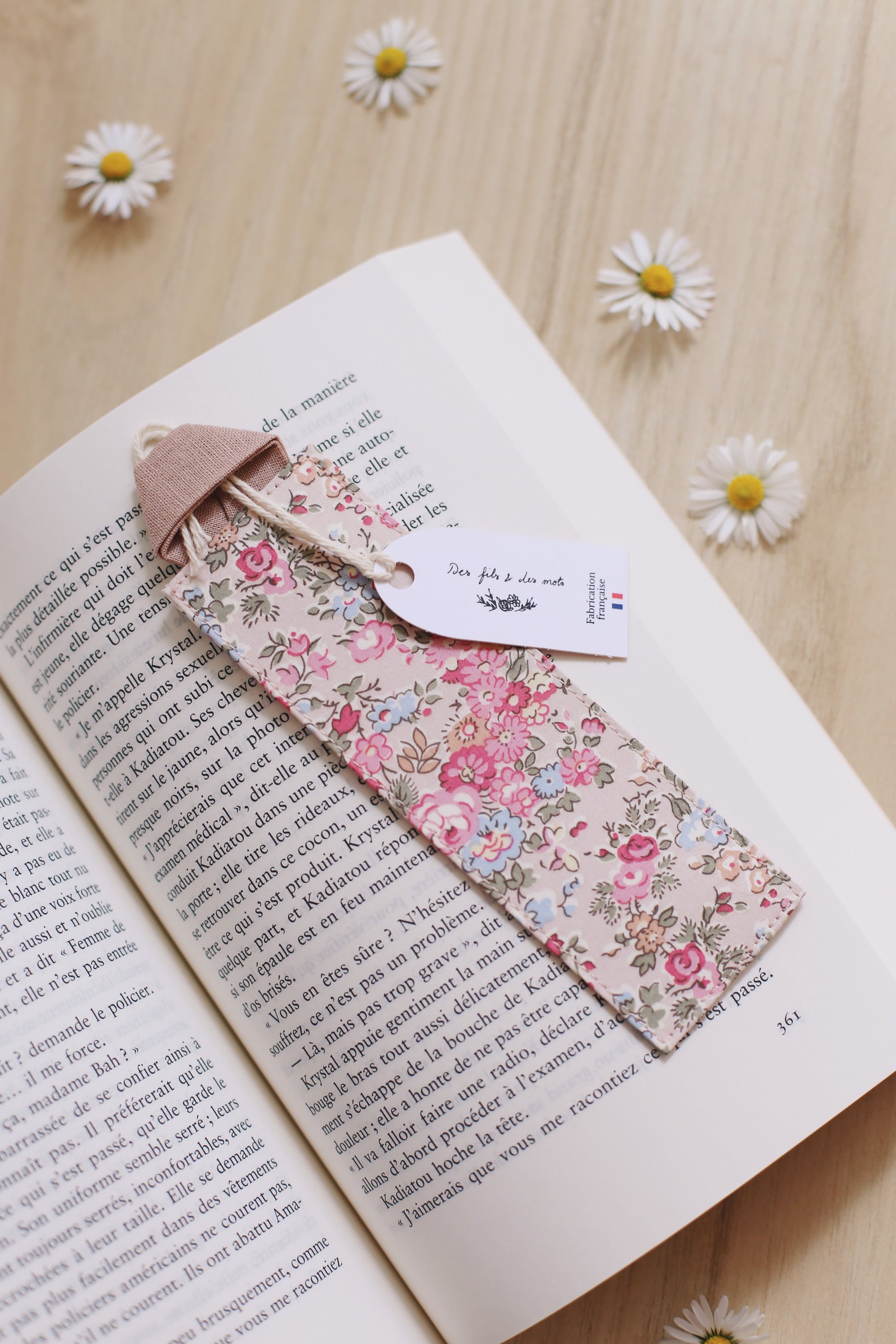 Deux marque-pages Liberty of London motif fleuri rose L'événement Annie Ernaux dans un livre ouvert - fait main France - Des fils et des mots