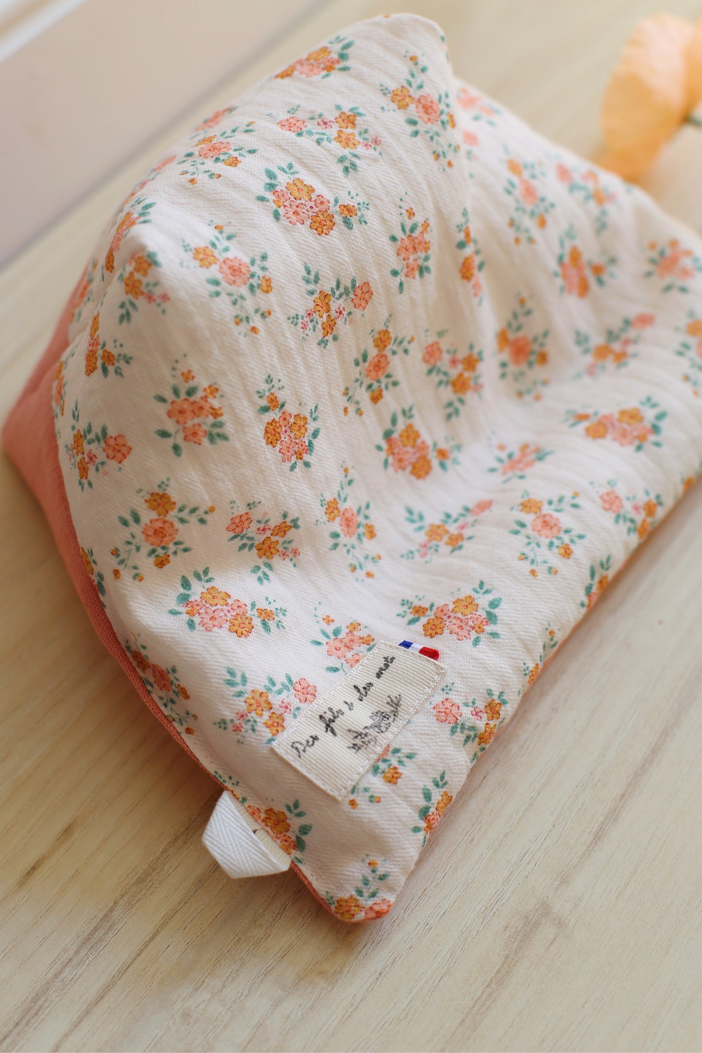La Doucette — Coussin de lecture « N'oublie pas les fleurs » de Genki Kawamura