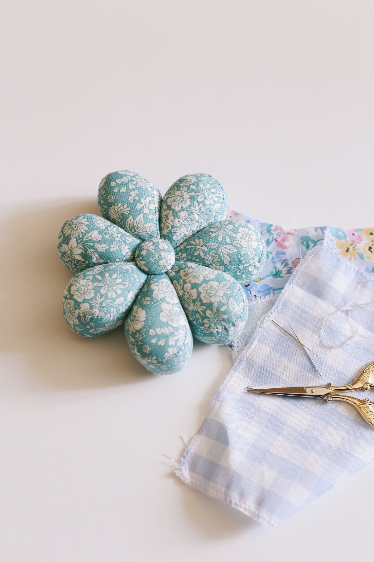 Pique-épingle « Orgueil et Préjugés de Jane Austen » - Liberty London bleu vert