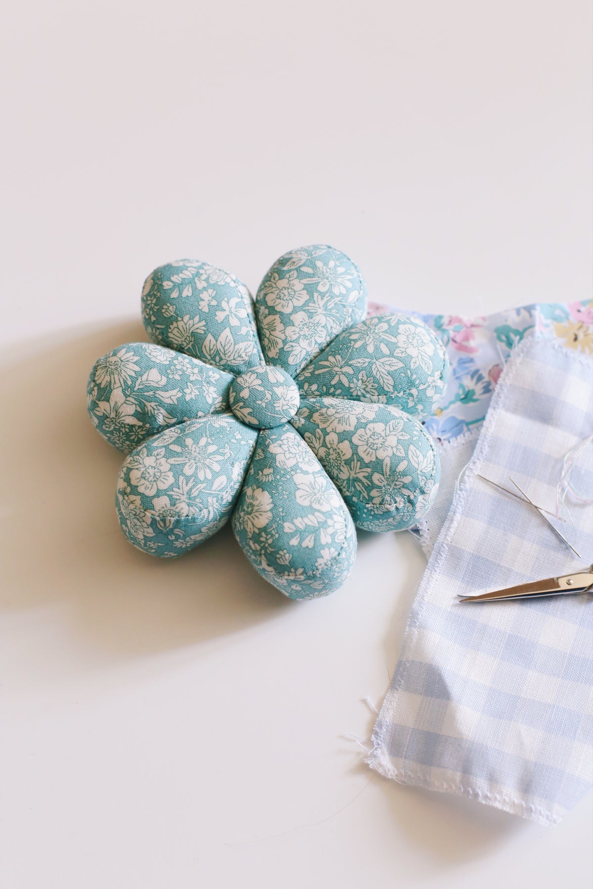 Pique-épingle « Orgueil et Préjugés de Jane Austen » - Liberty London bleu vert