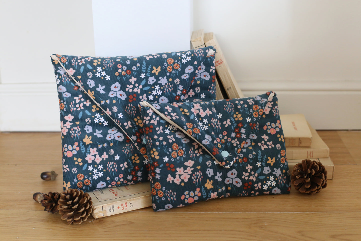 Housse velours « La bibliothèque des auteurs disparues d'Hika Harada » - plusieurs formats