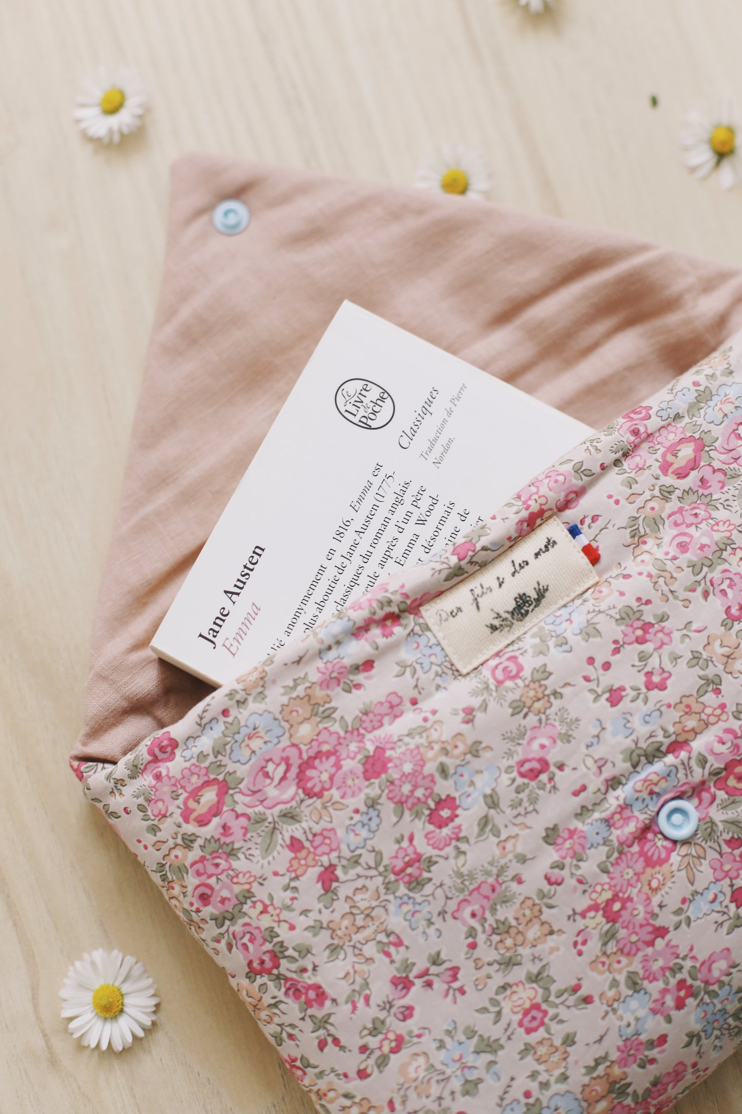 Housse pour livre Liberty of London ouverte, doublure lin vieux rose, livre Emma de Jane Austen Livre de Poche glissé à l'intérieur, étiquette tissu Des fils et des mots avec drapeau français, marguerites