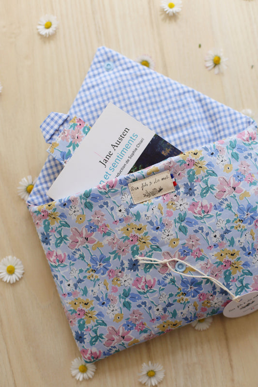 Housse pour livre Liberty of London ouverte, doublure vichy bleu, livre Raison et Sentiments de Jane Austen glissé à l'intérieur avec marque-page, étiquette tissu Des fils et des mots visible