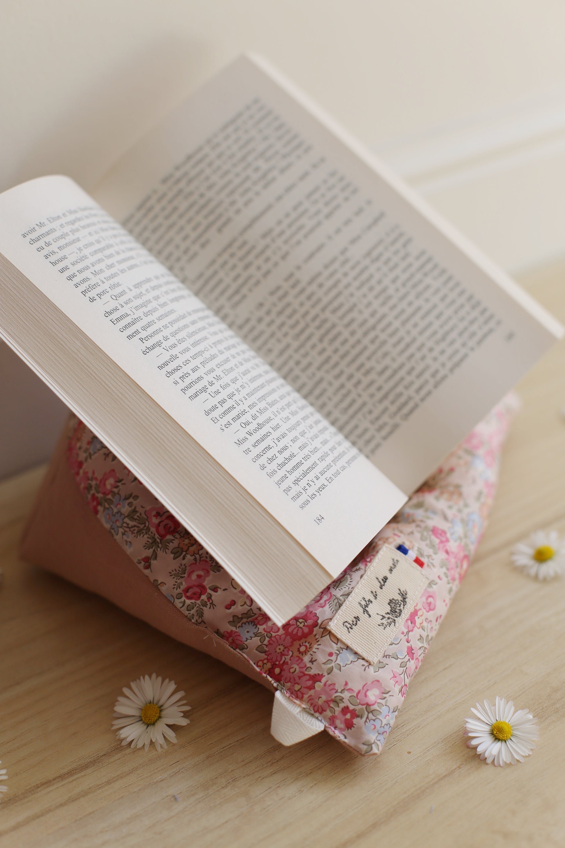 Coussin de lecture La Doucette Liberty of London fleuri en situation - livre ouvert, fabrication française - Des fils et des mots