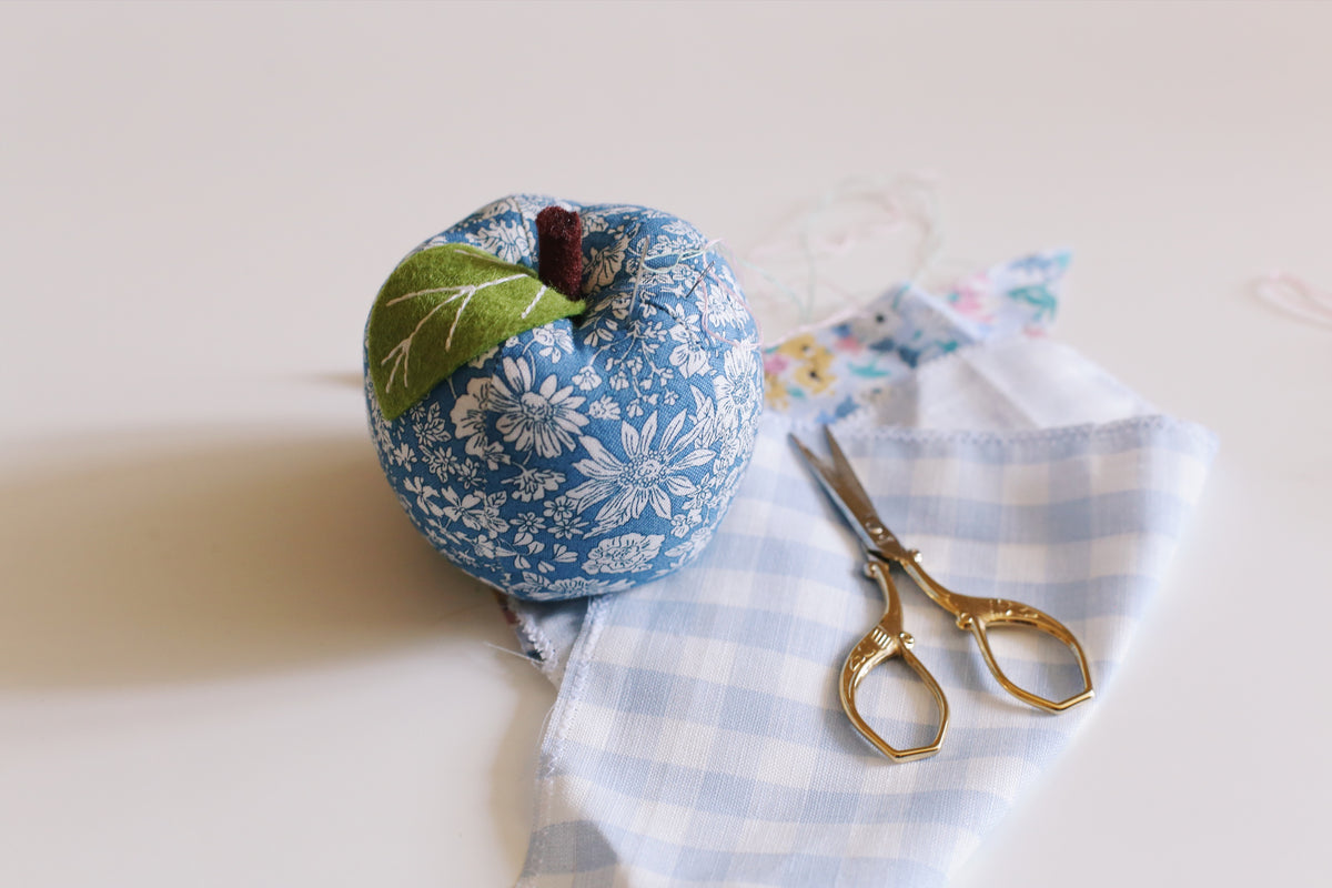 Pique-épingle « Raison et Sentiments de Jane Austen » - Liberty London bleu marine