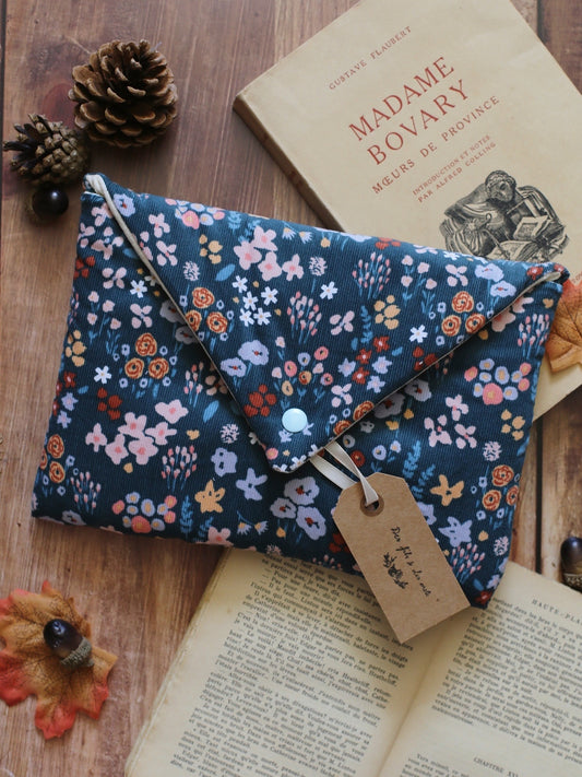 Housse velours « La bibliothèque des auteurs disparues d'Hika Harada » - plusieurs formats