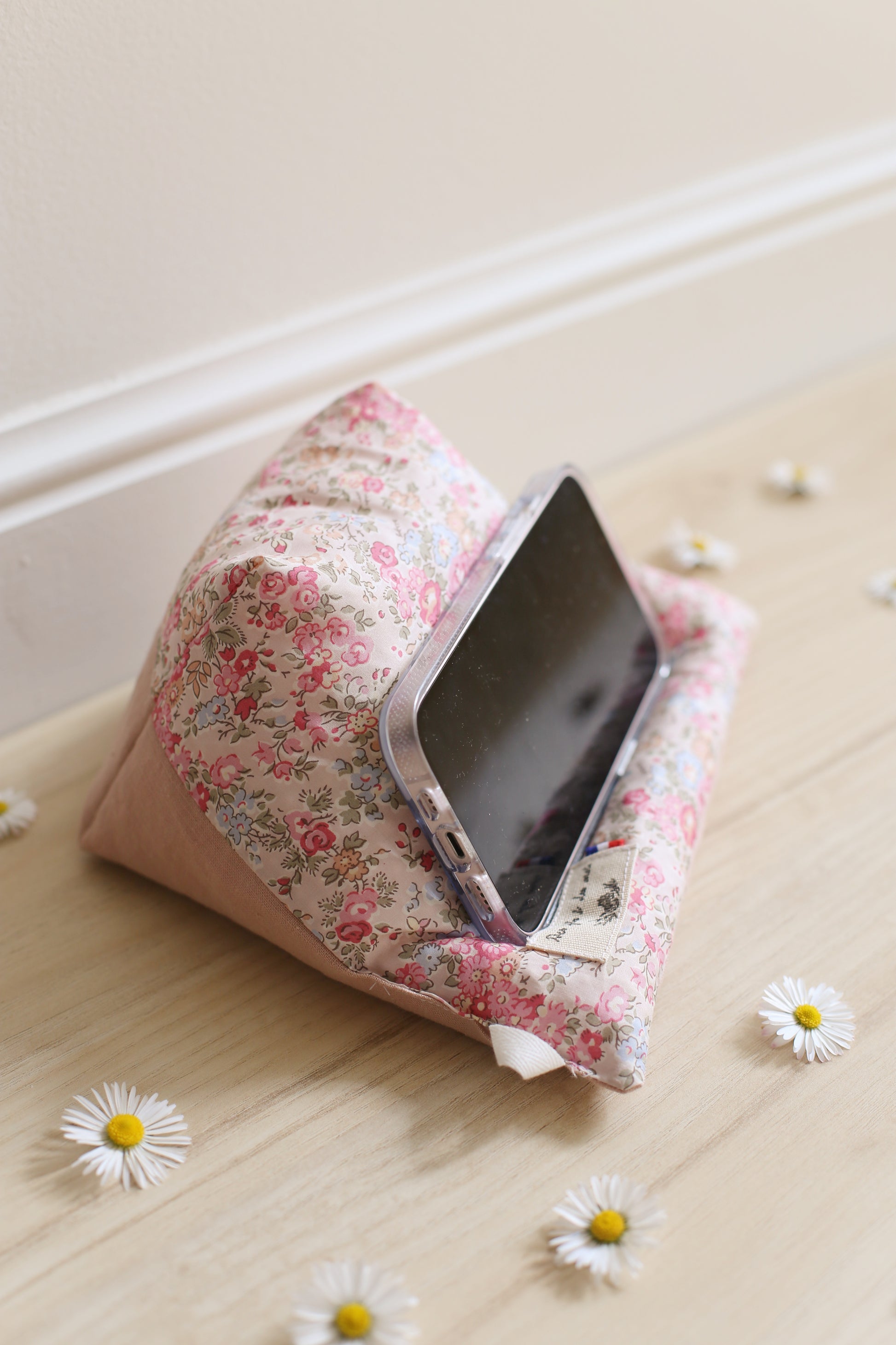 Coussin de lecture La Doucette Liberty of London rose avec téléphone - usage polyvalent, fait main France - Des fils et des mots