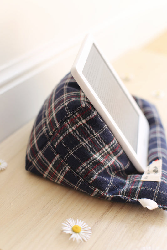 Coussin de lecture La Doucette avec liseuse posée dessus - support de lecture fait main France - Des fils et des mots