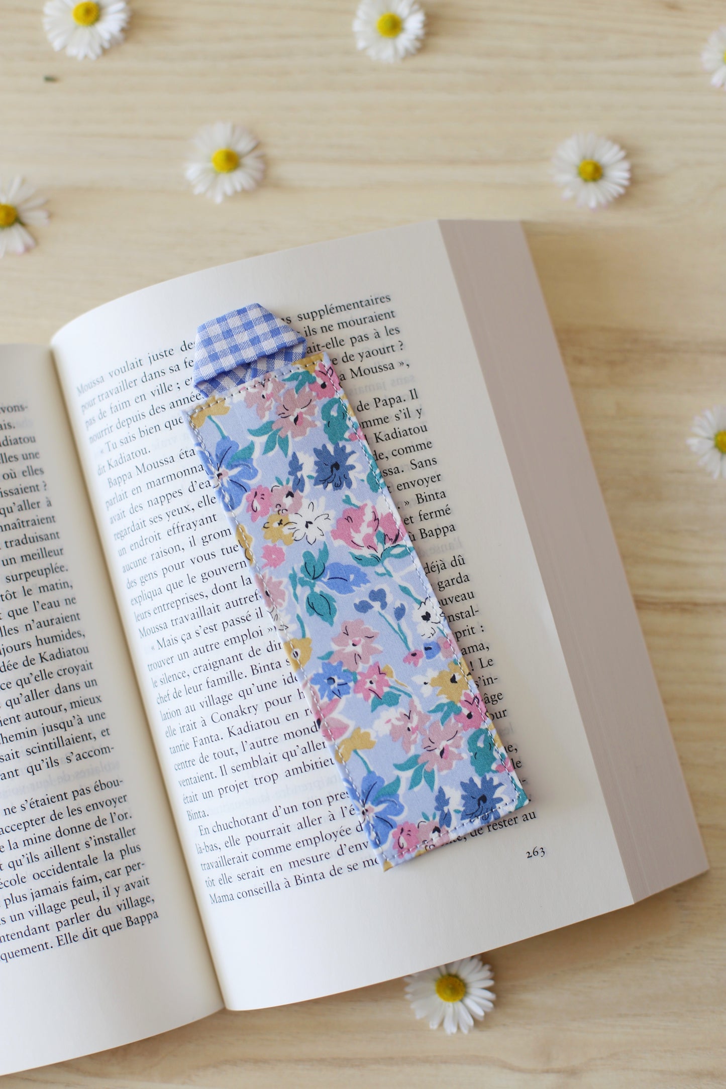 Marque-page Liberty of London tons bleu Où vivaient les gens heureux - Joyce Maynard, fait main France - Des fils et des mots