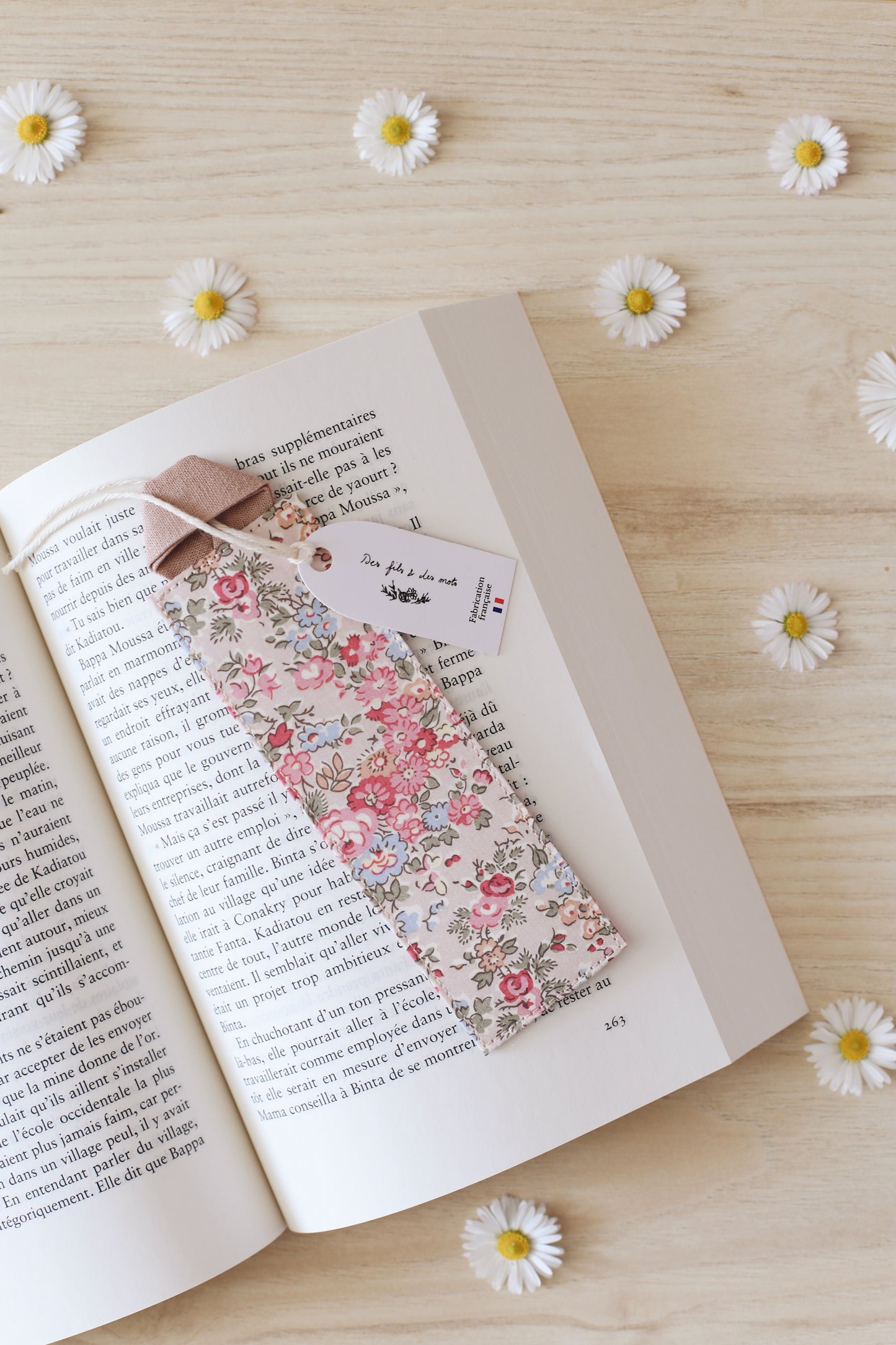 Marque-page artisanal Liberty of London rose L'événement Annie Ernaux posé dans livre ouvert - fabrication française - Des fils et des mots