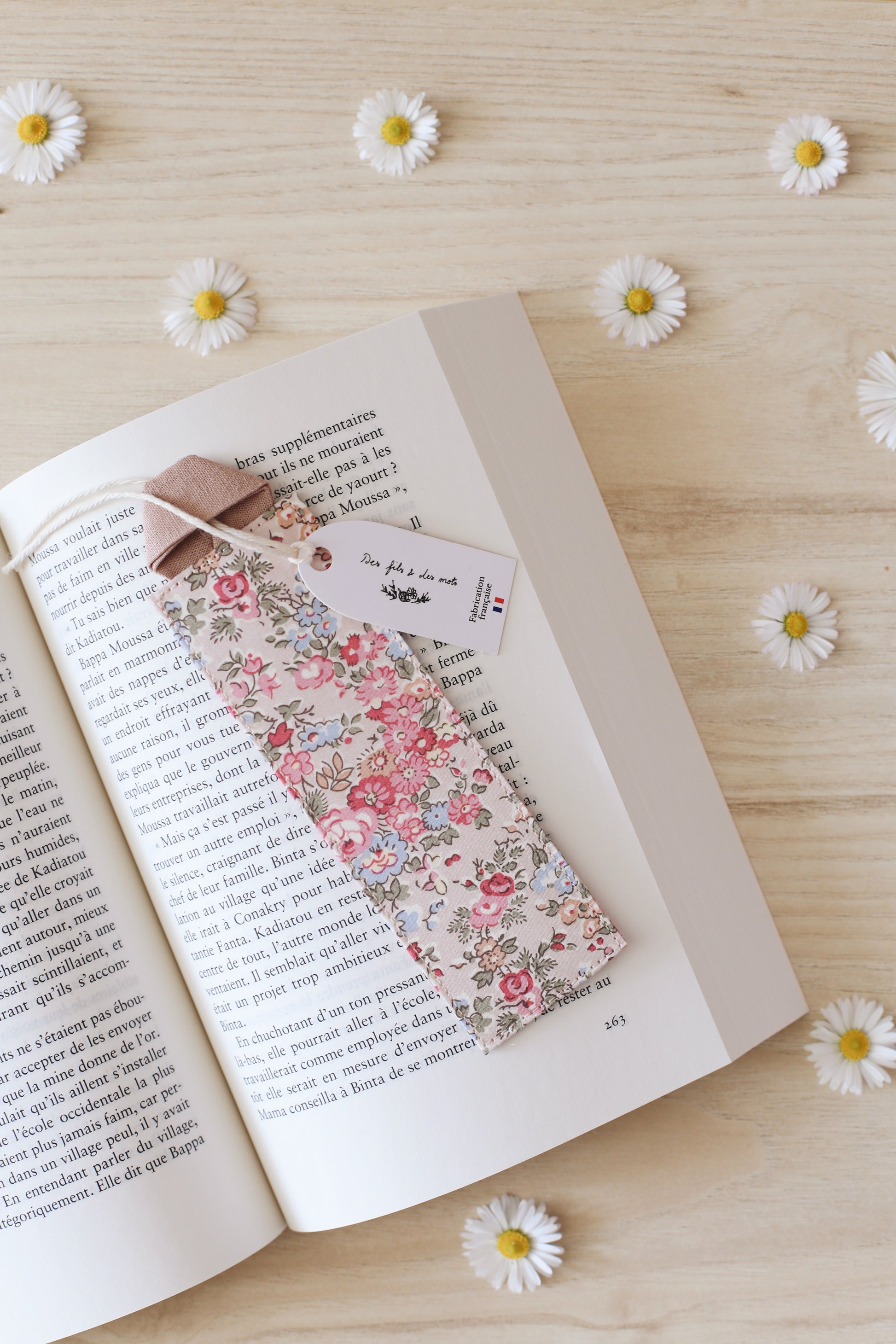 Marque-page artisanal Liberty of London rose L'événement Annie Ernaux posé dans livre ouvert - fabrication française - Des fils et des mots