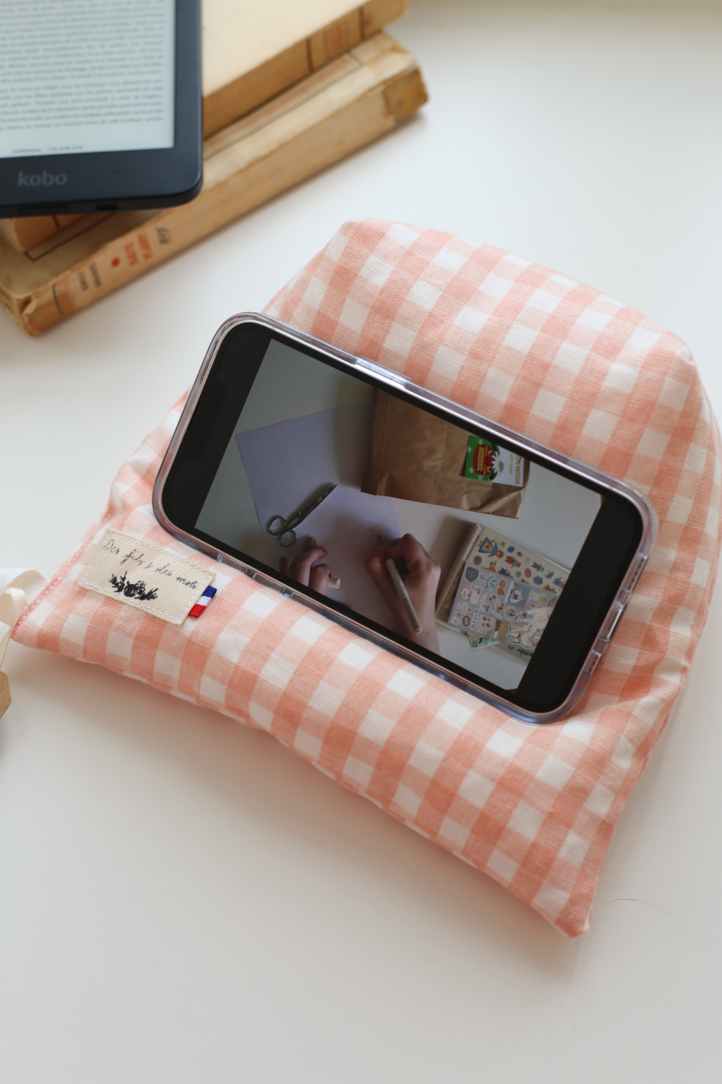 Doucette, coussin de lecture « Dialogues de bêtes de Colette »