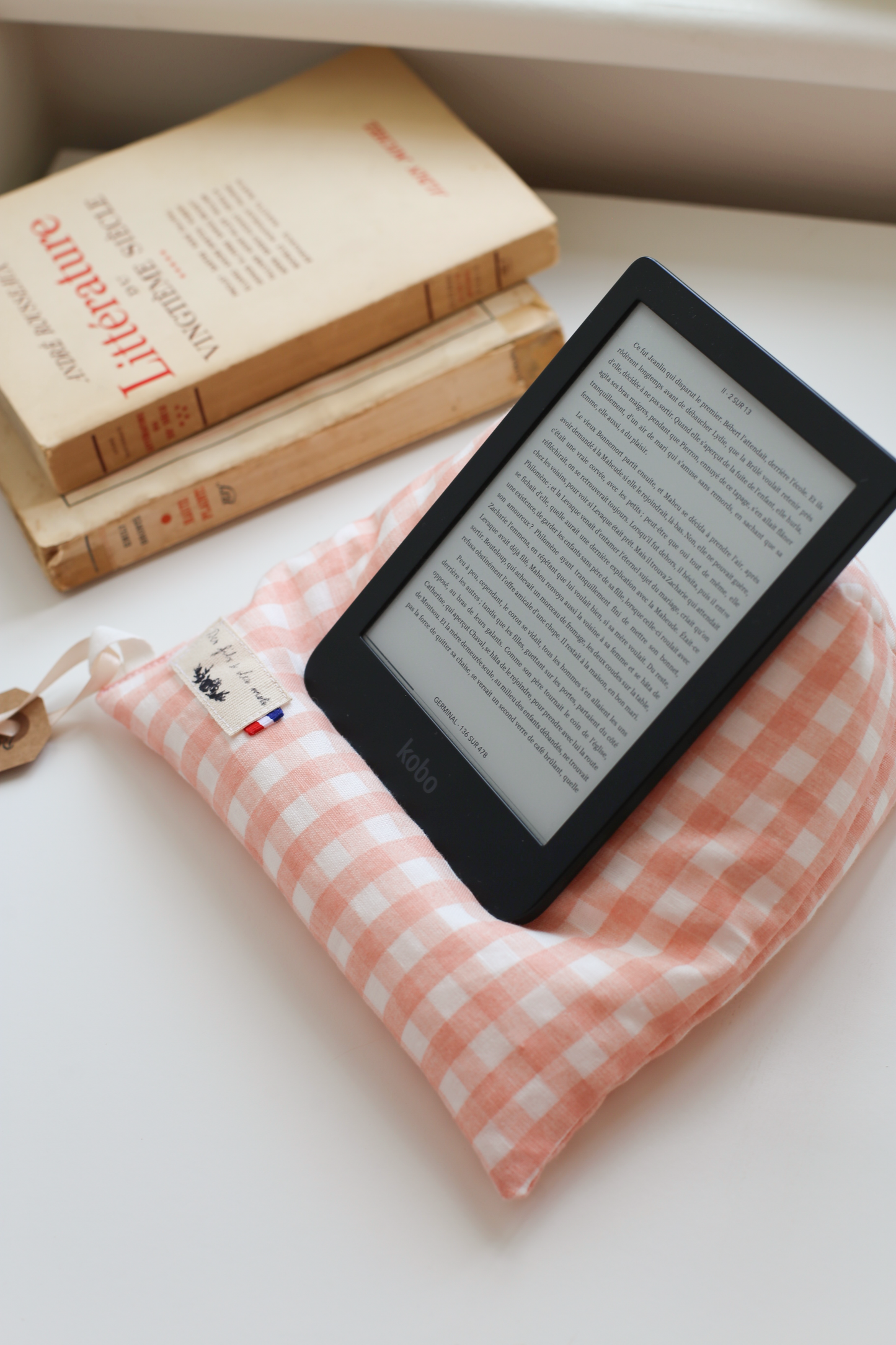 Doucette, coussin de lecture « Dialogues de bêtes de Colette »