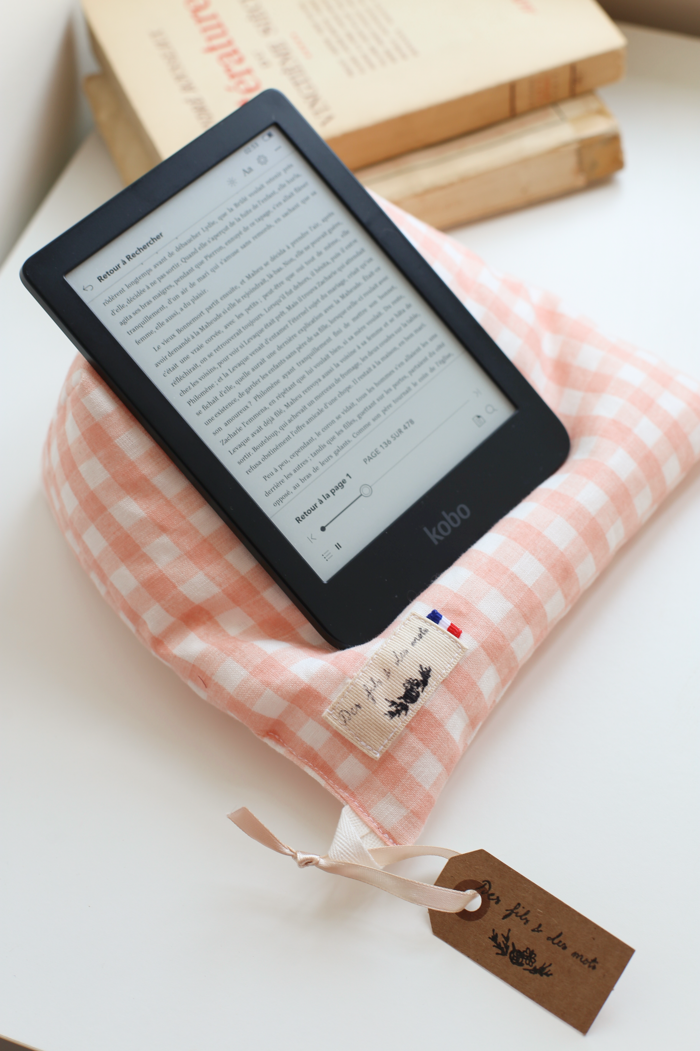 Doucette, coussin de lecture « Dialogues de bêtes de Colette »