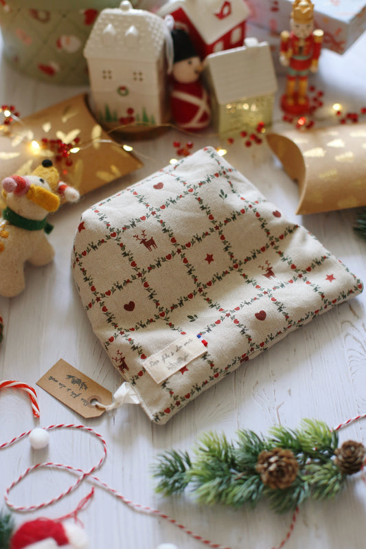 Coussin de lecture avec des coeurs et des cerfs