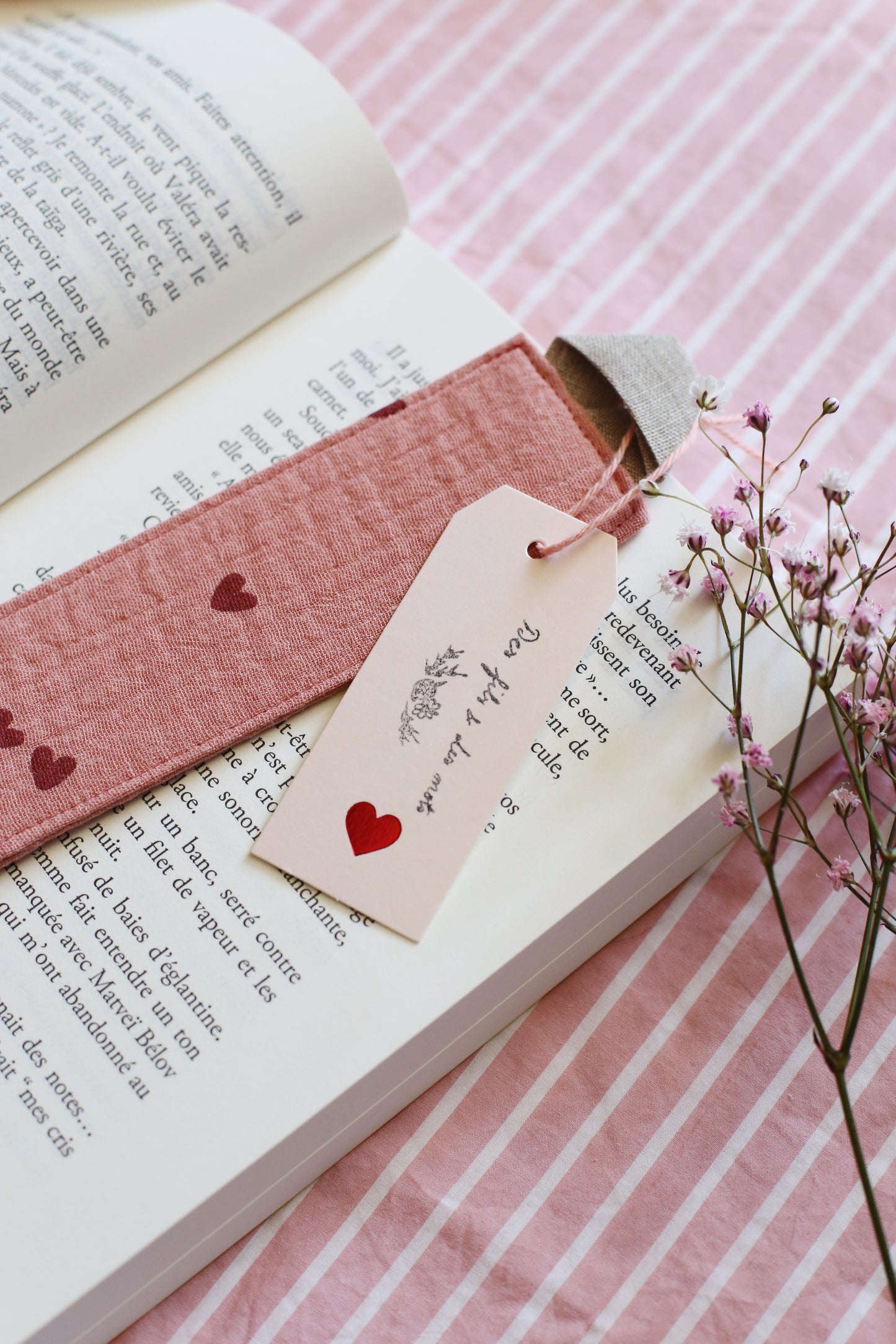 Marque-page « Coeurs vieux rose » - Des fils et des mots 