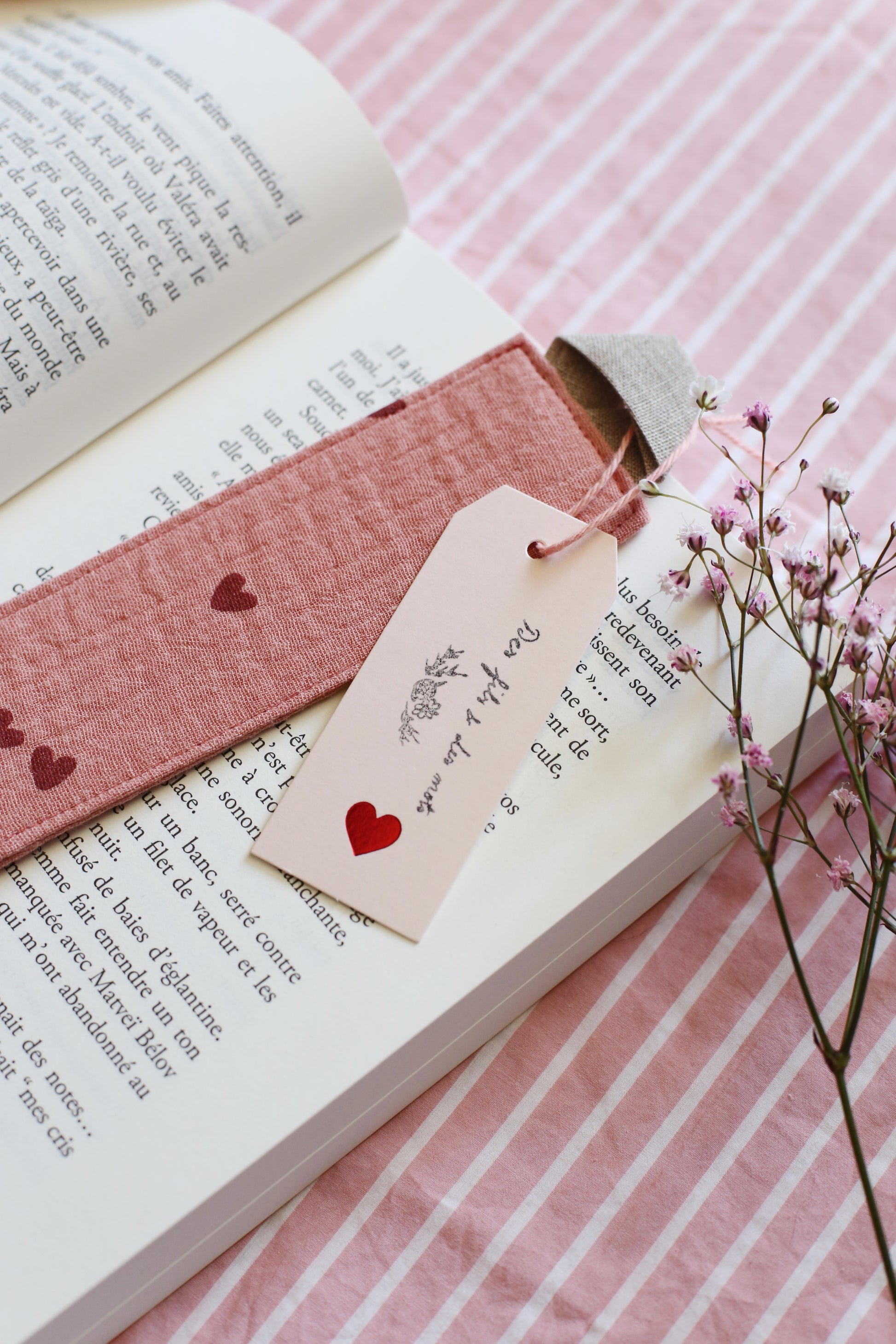 Marque-page « Coeurs vieux rose » - Des fils et des mots 