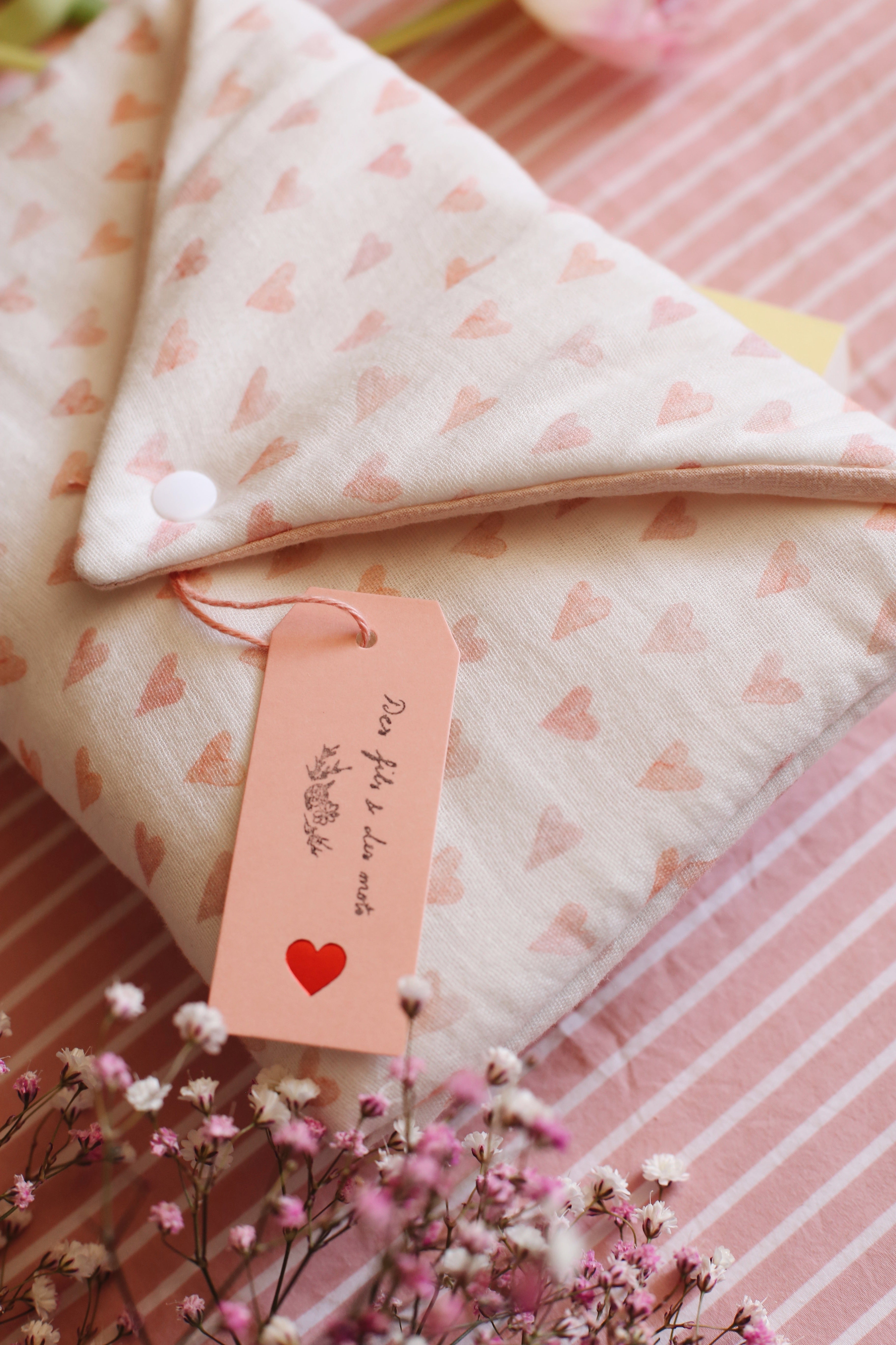 Housse « Coeurs aquarelle » - plusieurs formats - Des fils et des mots 