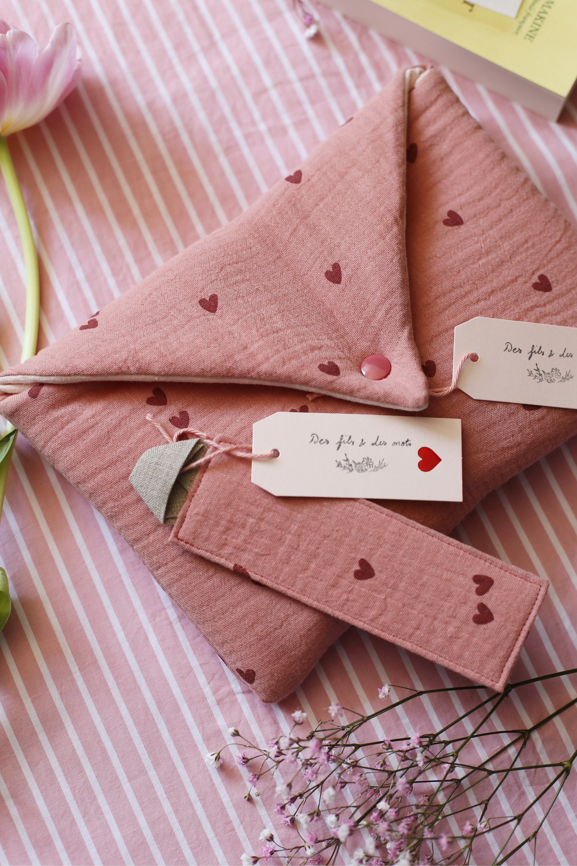 Housse « Coeurs vieux rose » - plusieurs formats - Des fils et des mots 