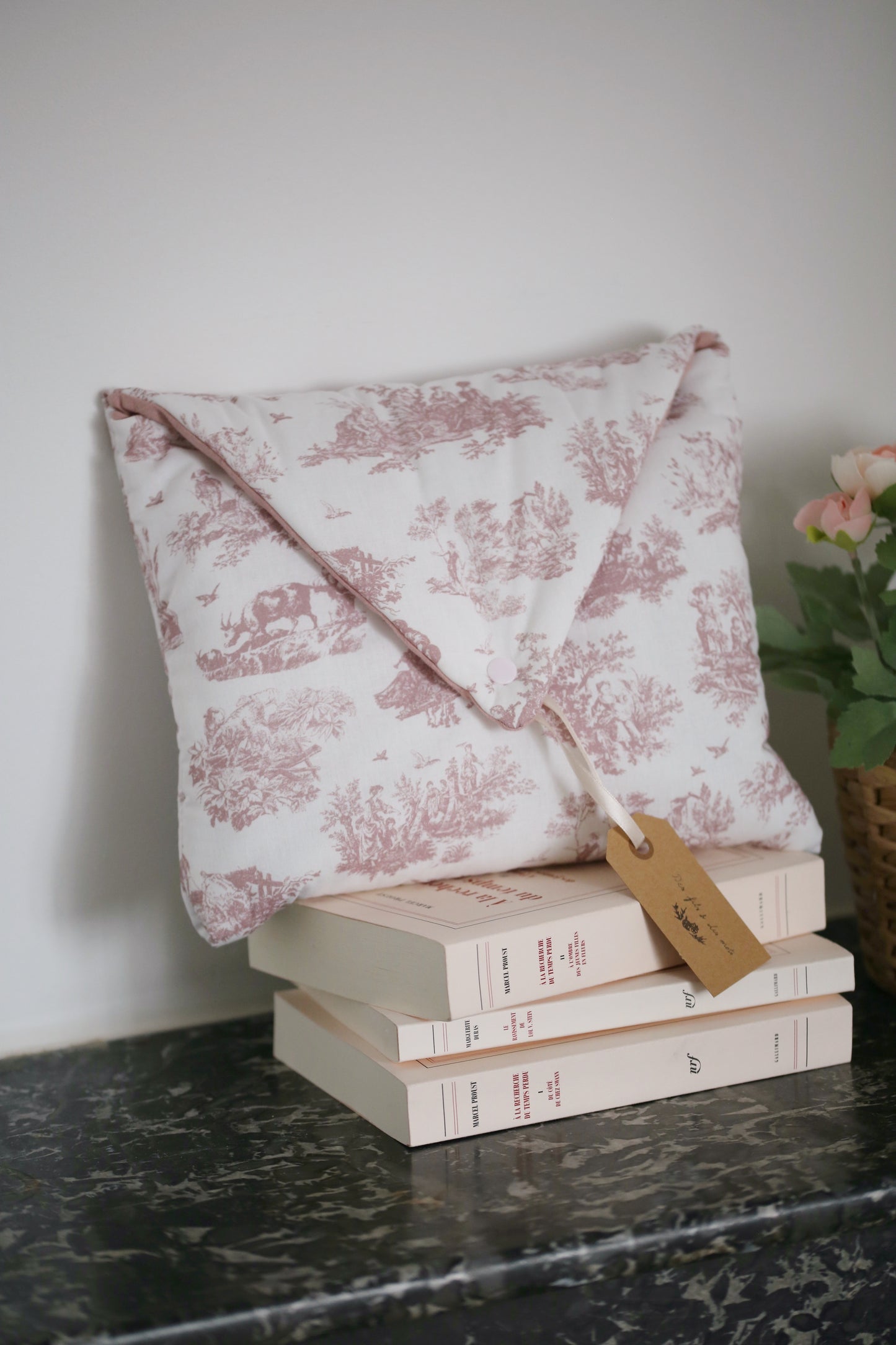 Housse pour livre « Toile de Jouy » rose poudre - plusieurs formats - Des fils et des mots 